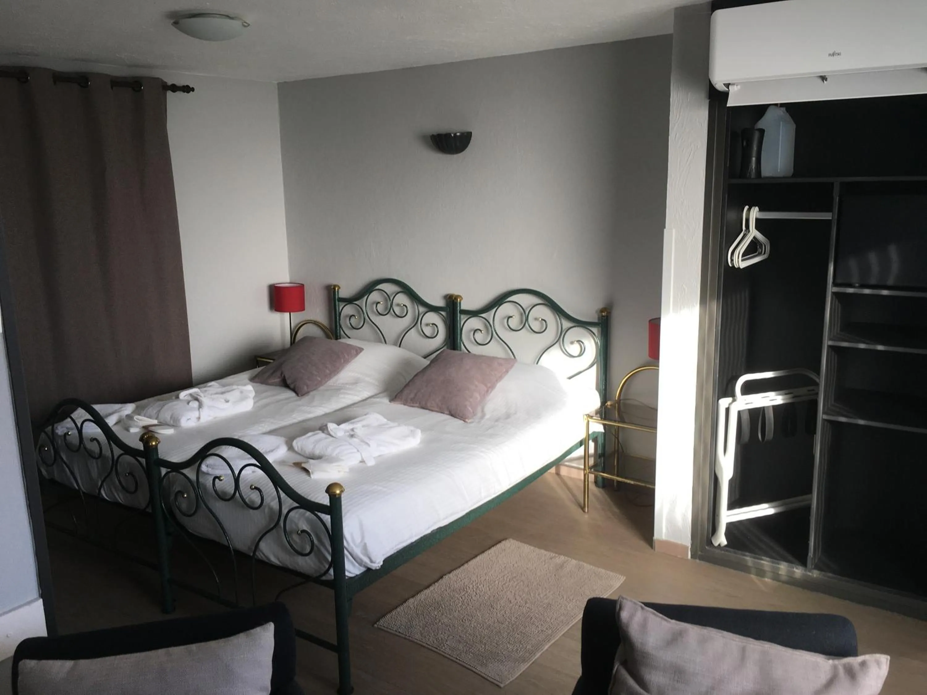 Bedroom, Bed in Tropical Hotel