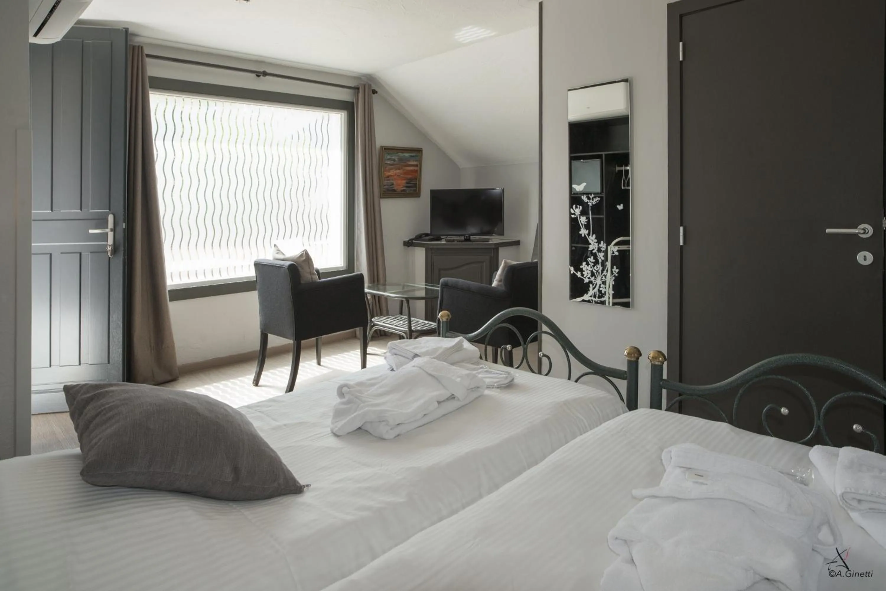 Photo of the whole room, Bed in Tropical Hotel