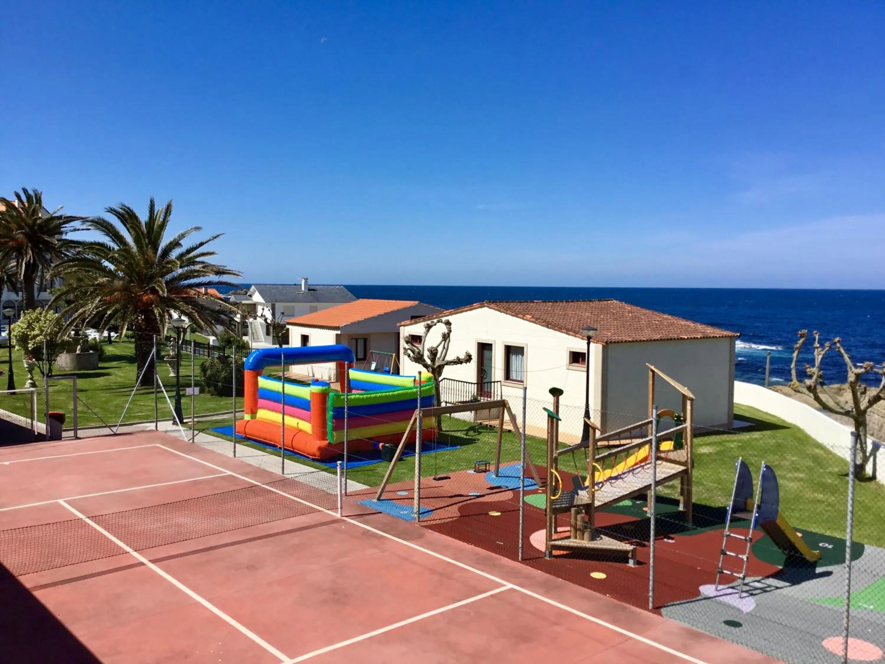 Children play ground in Hotel Restaurante Glasgow