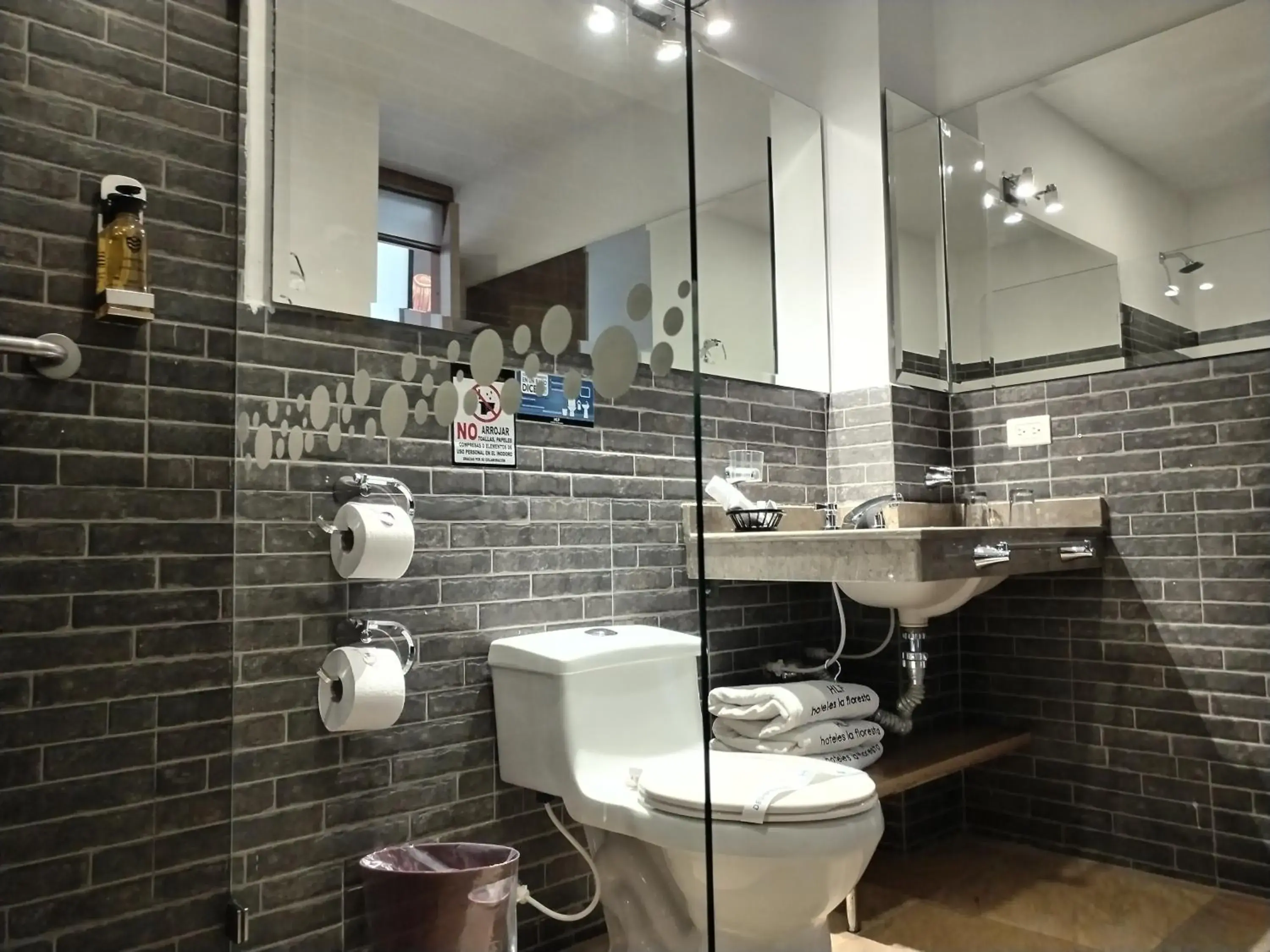 Bathroom in Hotel Capitan Ricaurte Bathroom in Hotel Capitan Ricaurte