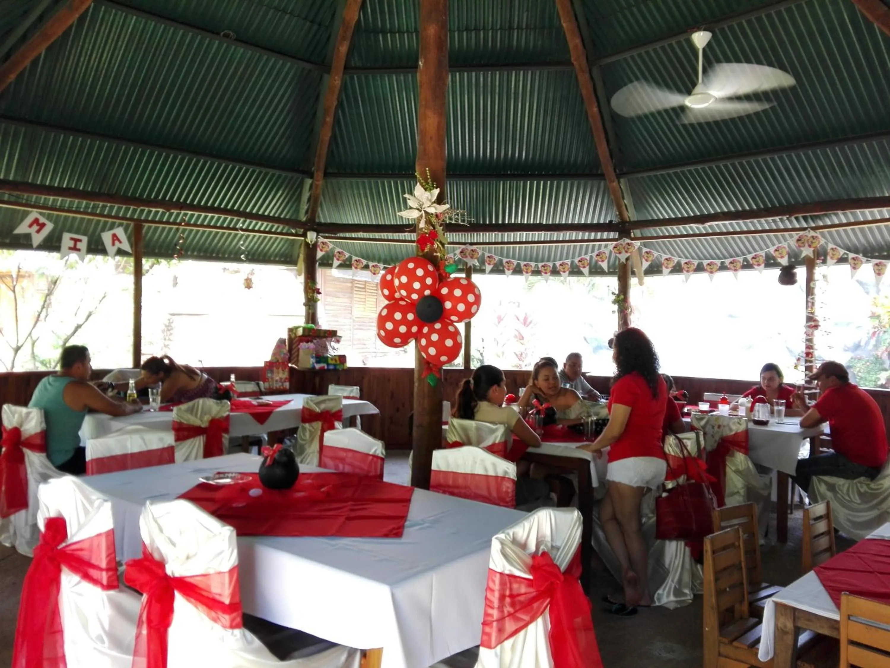 Restaurant/places to eat in Hotel Cabañas La Teca