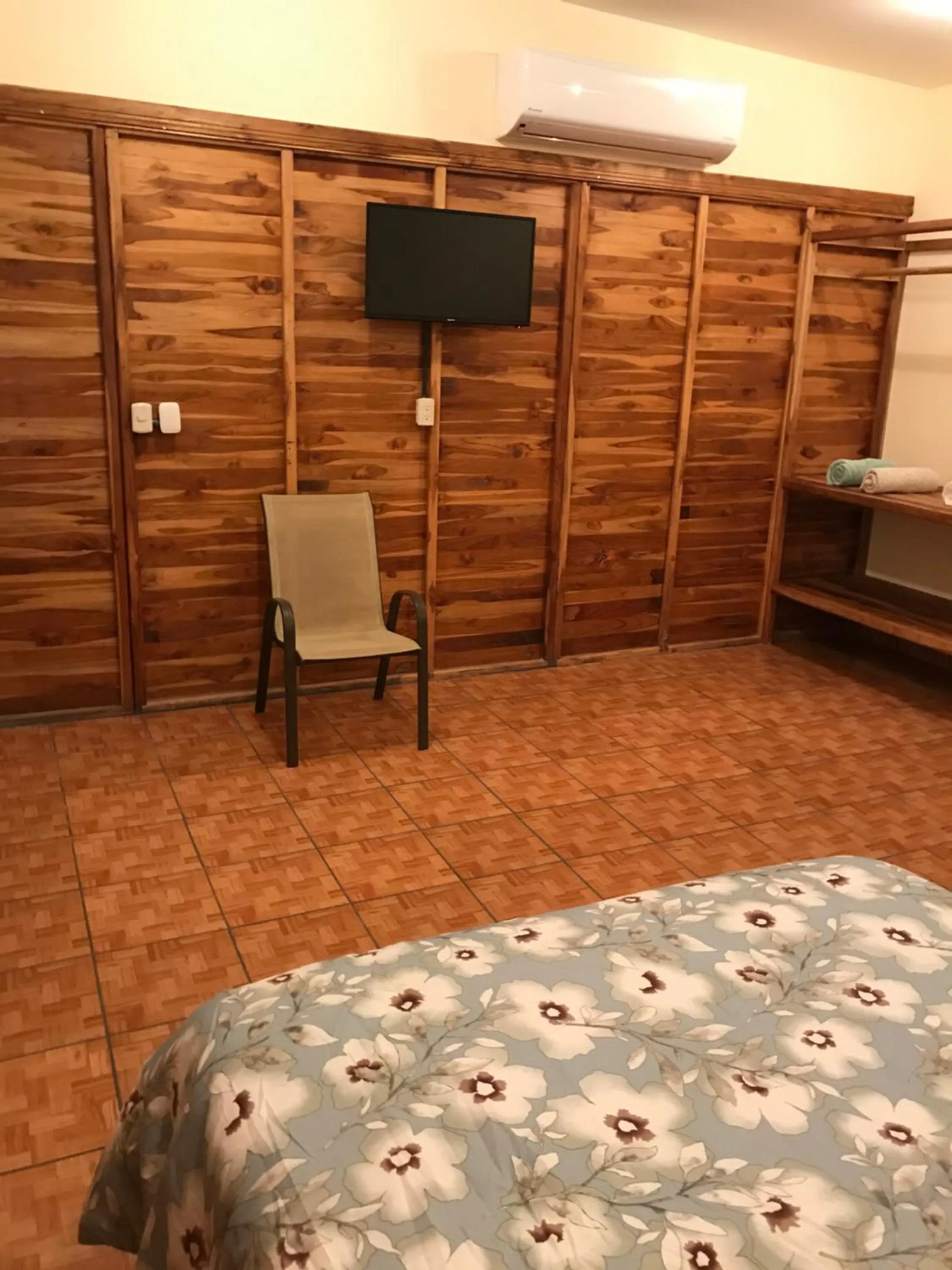 TV and multimedia, Bed in Hotel Cabañas La Teca