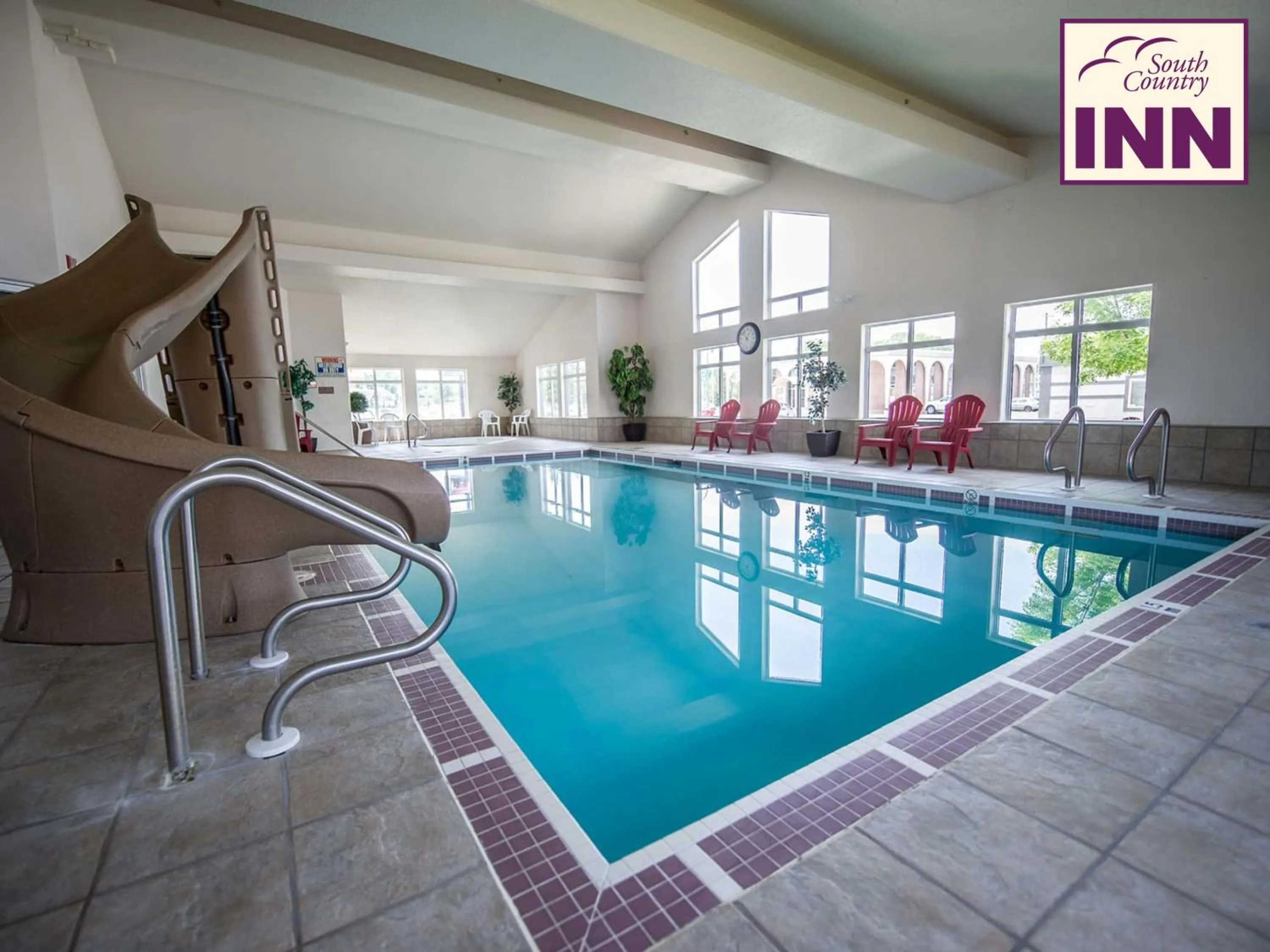 Swimming pool in South Country Inn