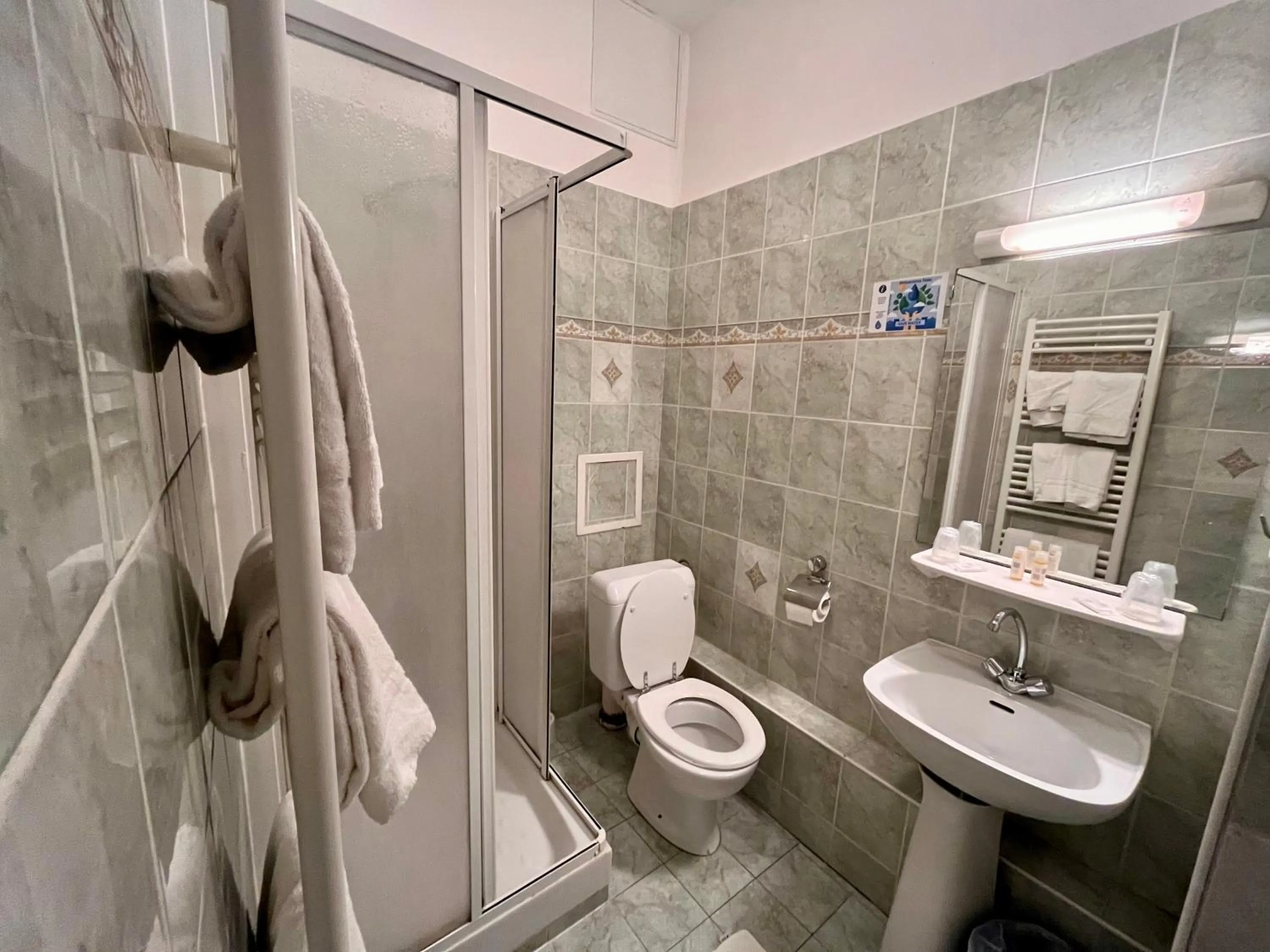 Bathroom in Hôtel Tiquetonne
