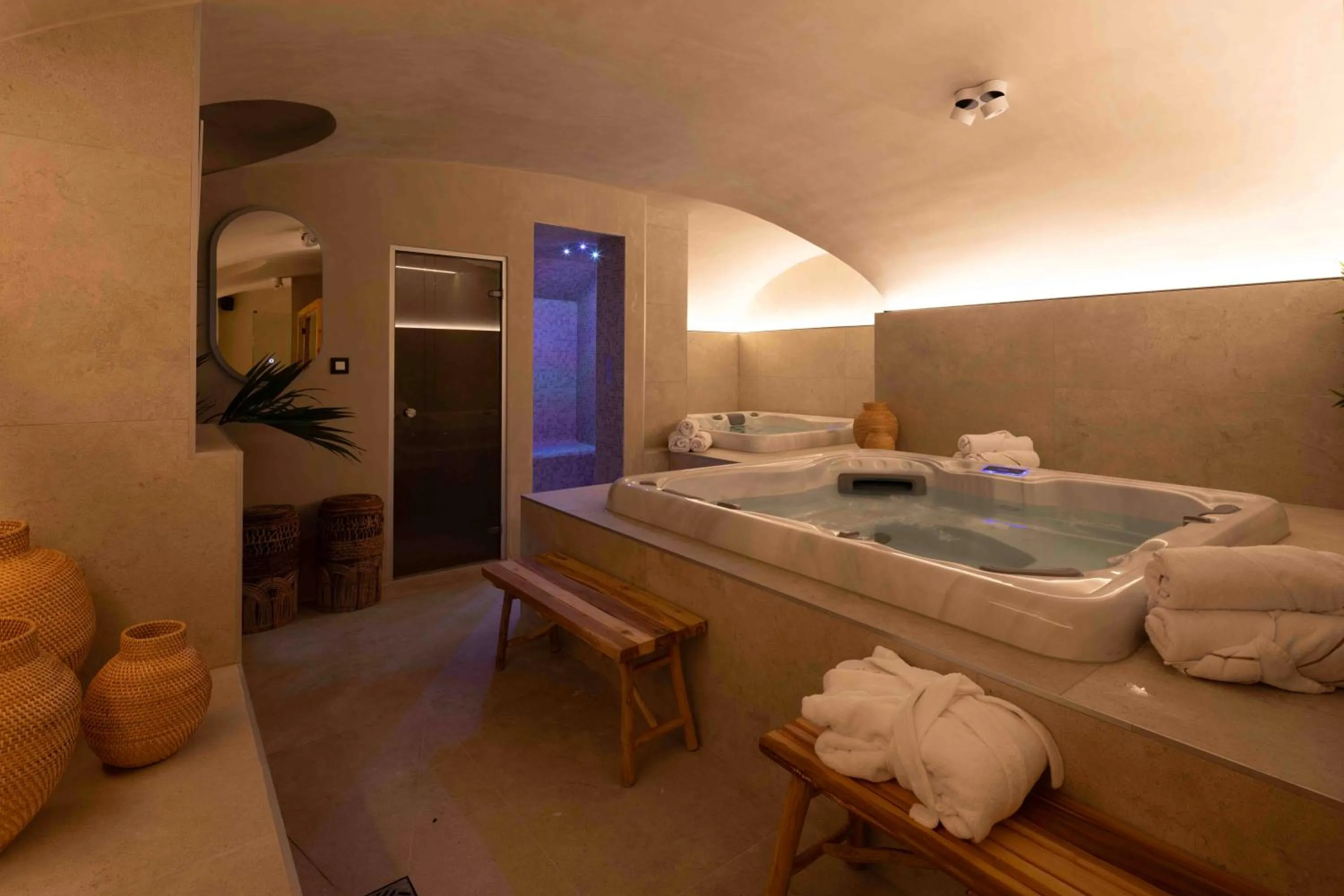 Hot Tub in Boutique Hotel Sablon by CW Hotel Collection