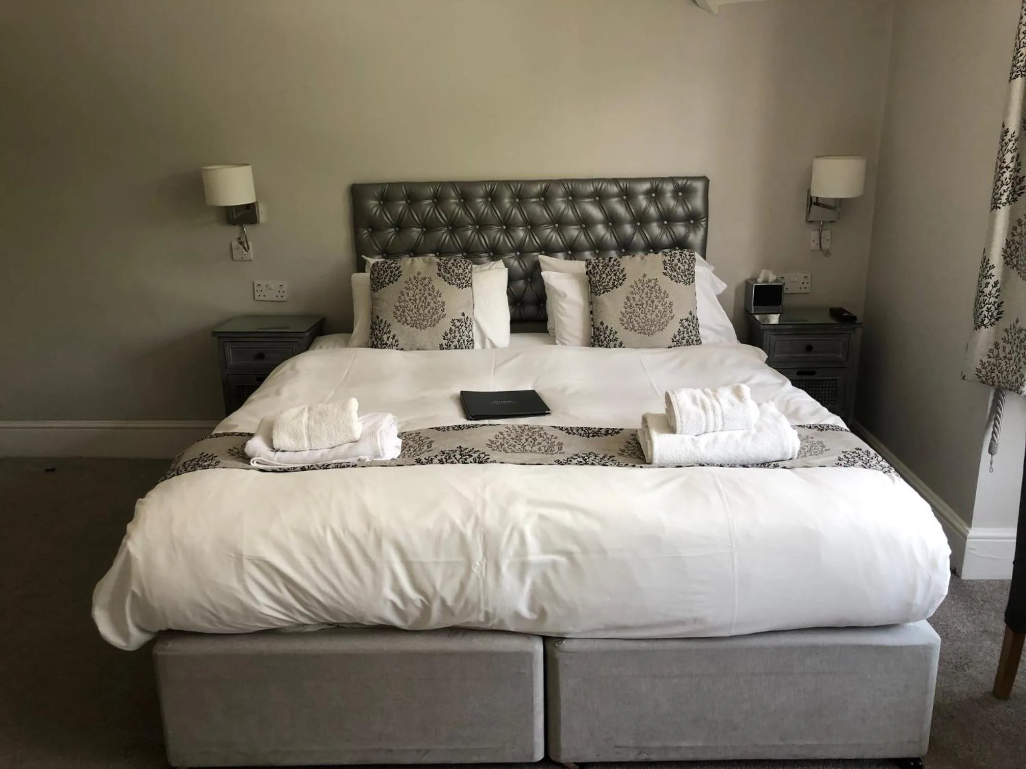 Bedroom, Bed in The Maple Manor Hotel