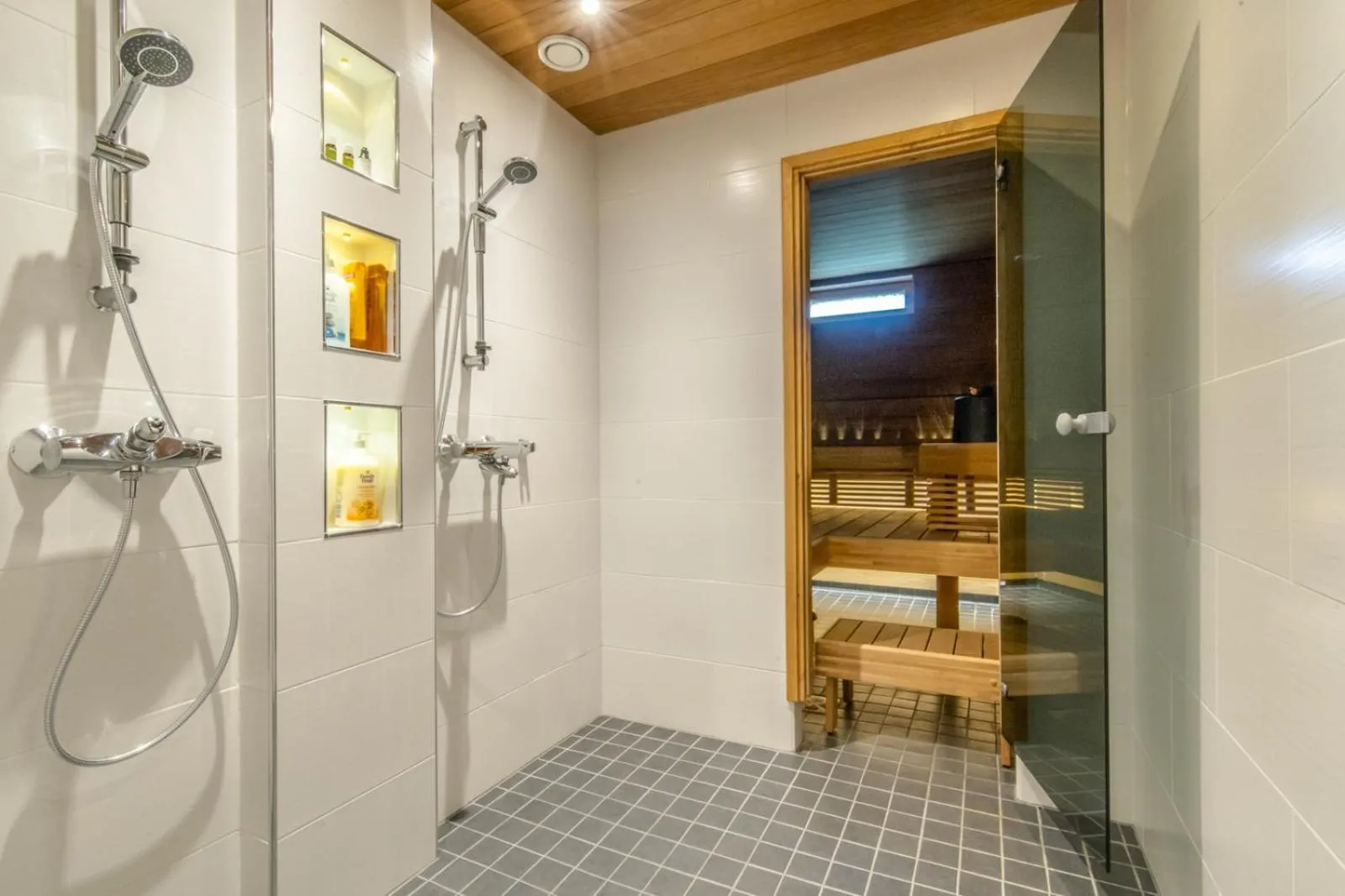 Shower in LeviDay 3&4