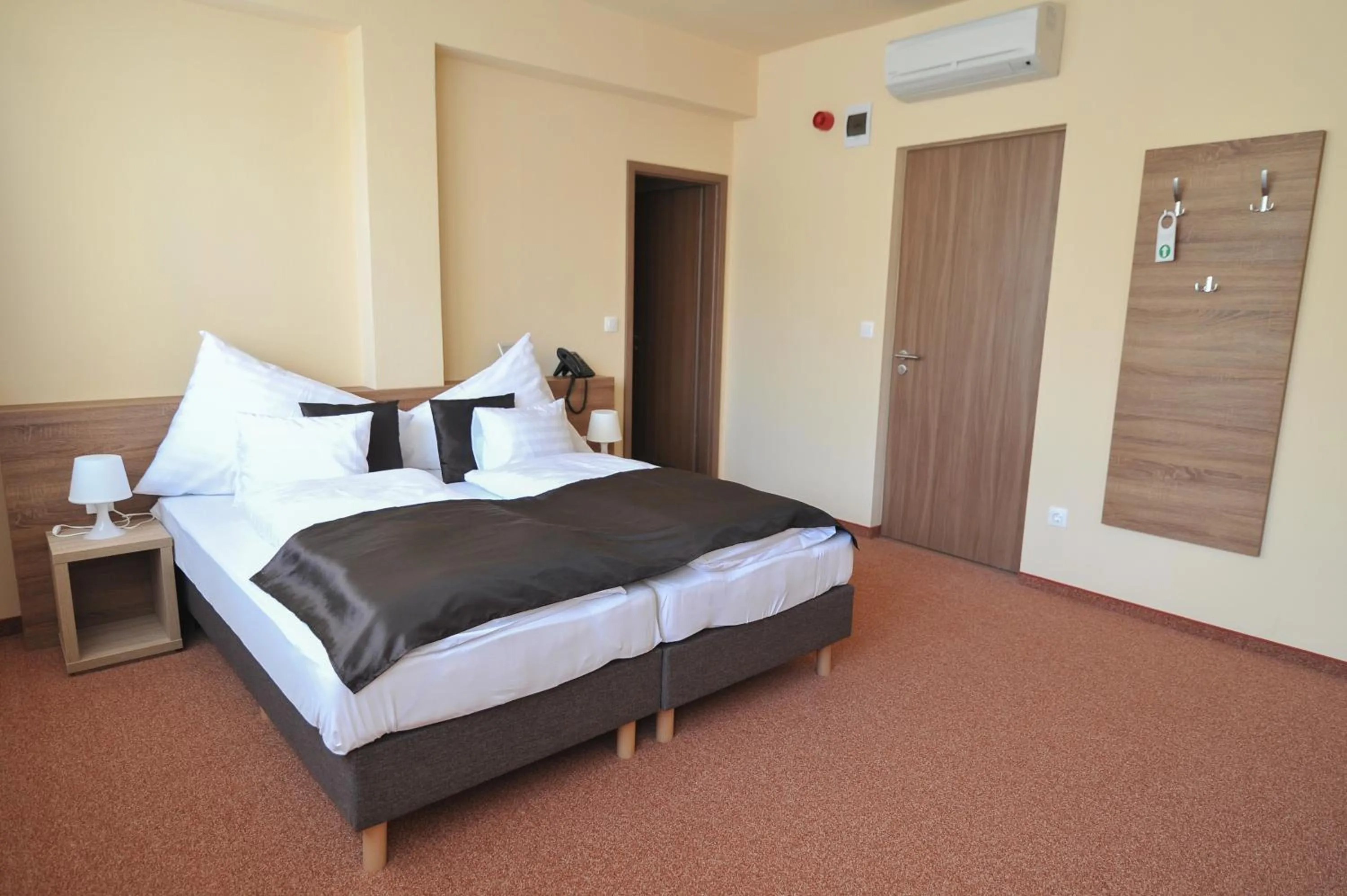 Photo of the whole room, Bed in Centrooms Eger