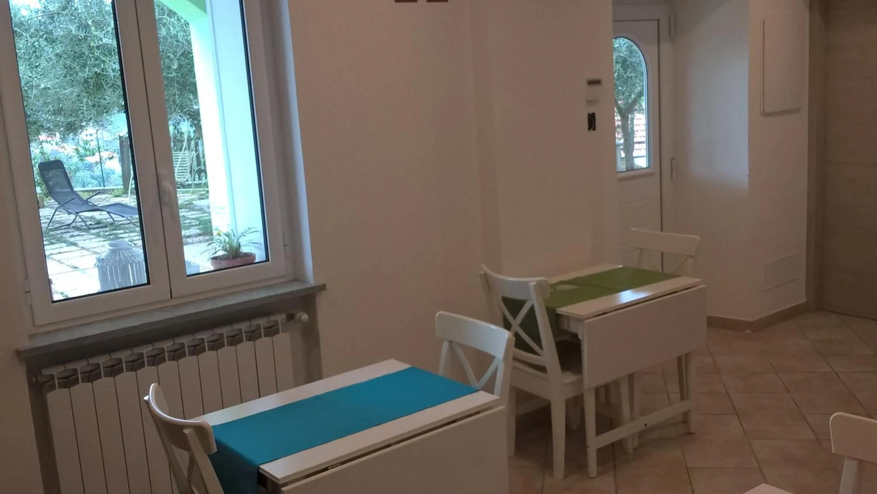 Communal lounge/ TV room in B&B Elfo degli Ulivi