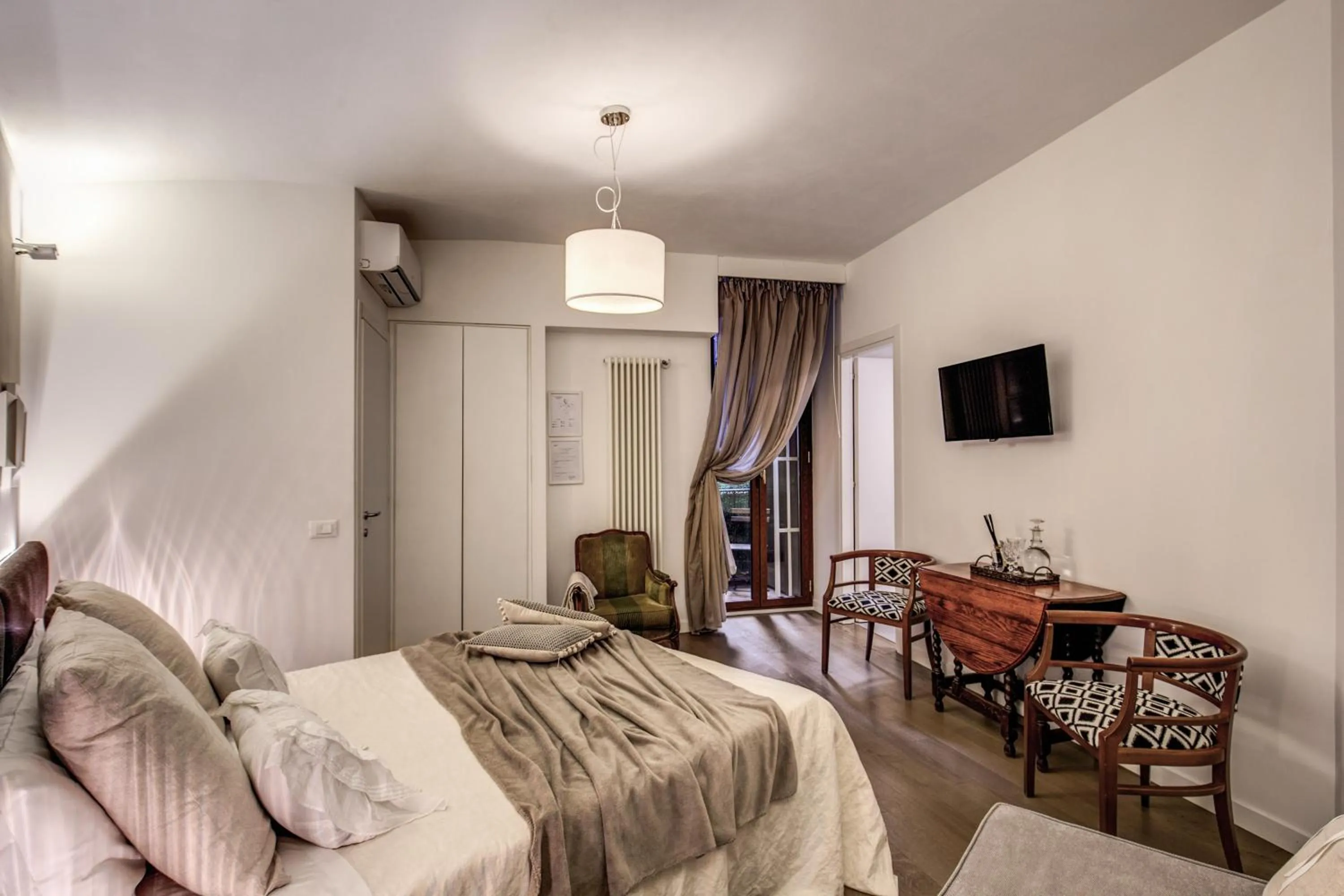 Photo of the whole room, Bed in Approdo Ripetta