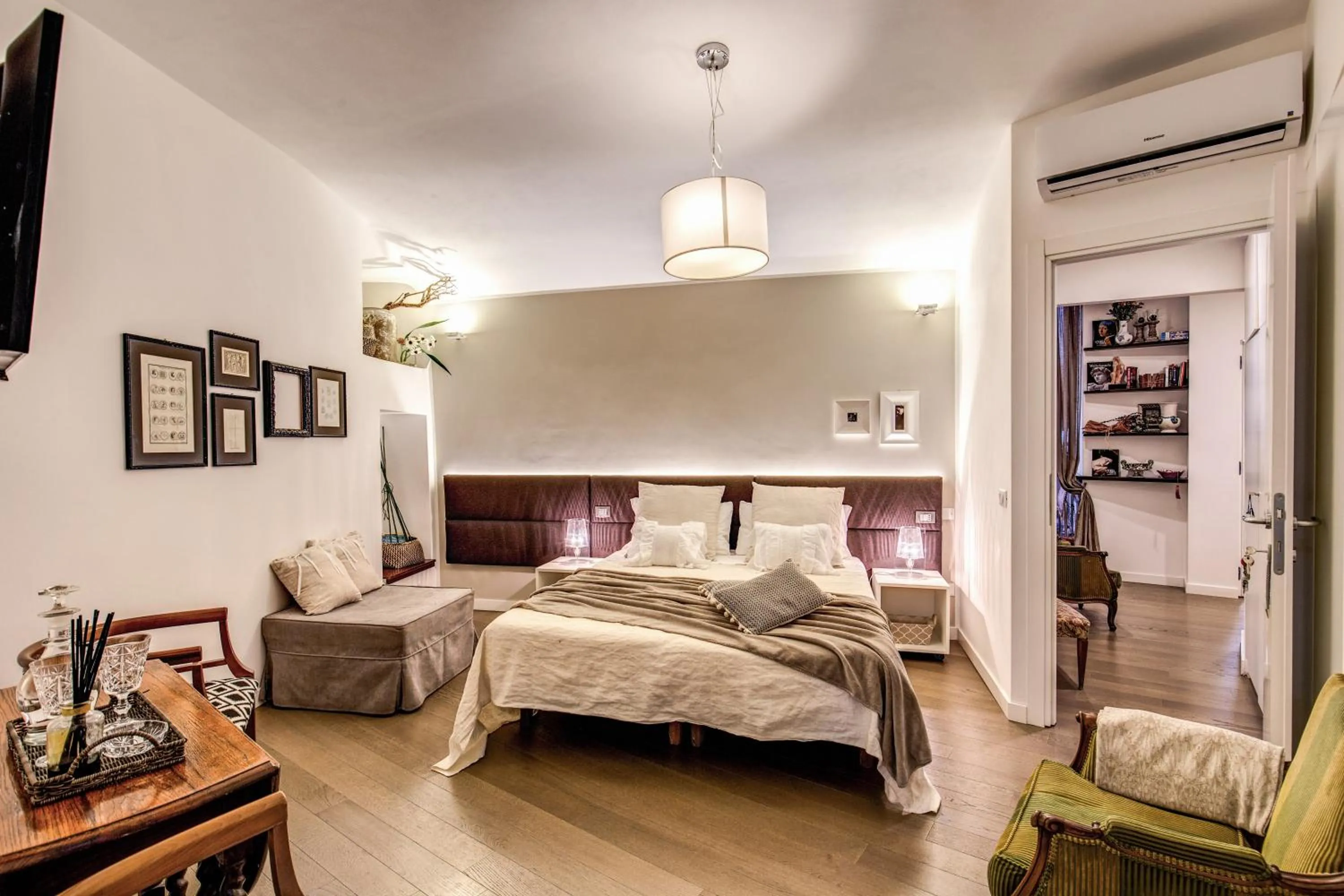 Photo of the whole room, Bed in Approdo Ripetta