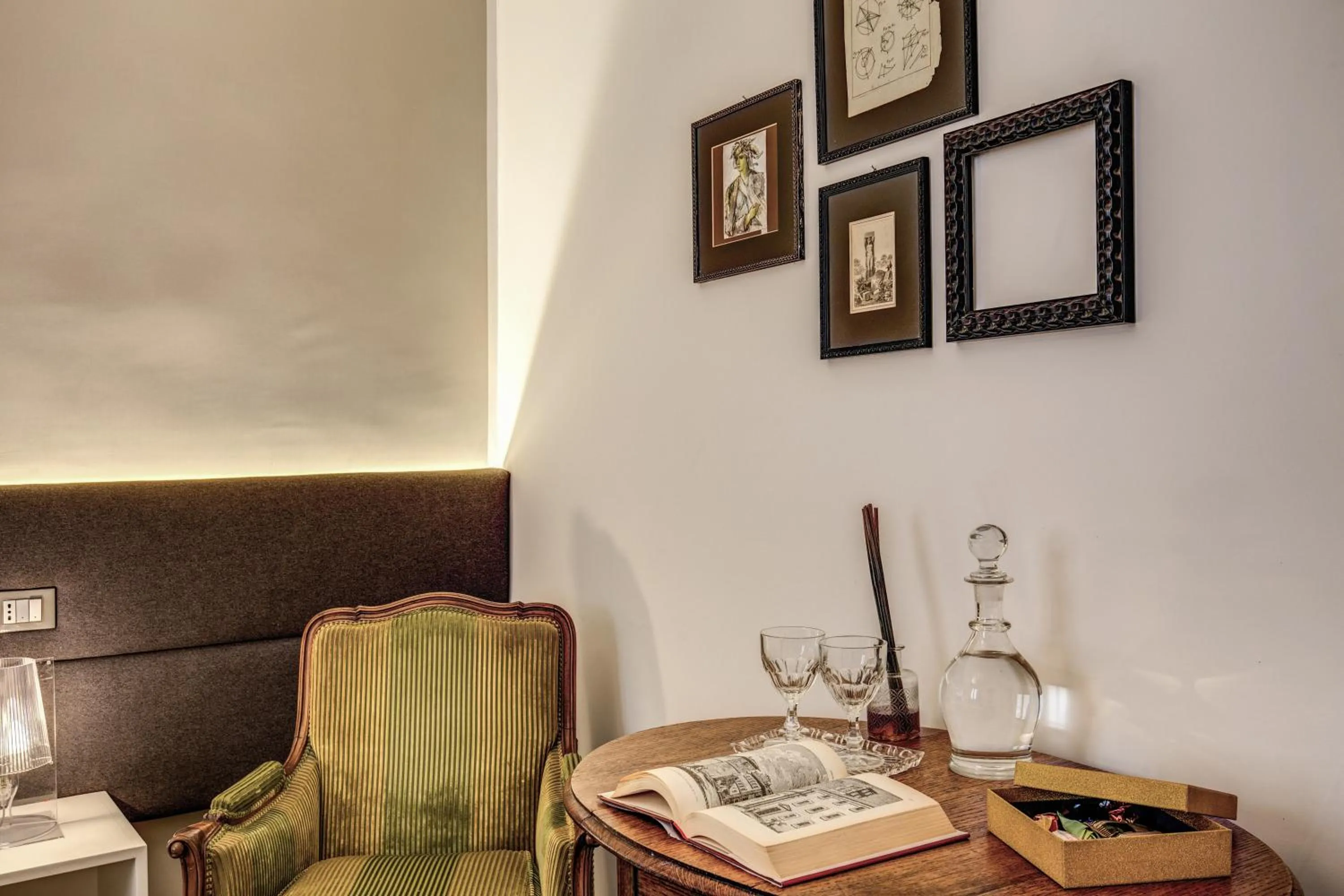 Decorative detail in Approdo Ripetta