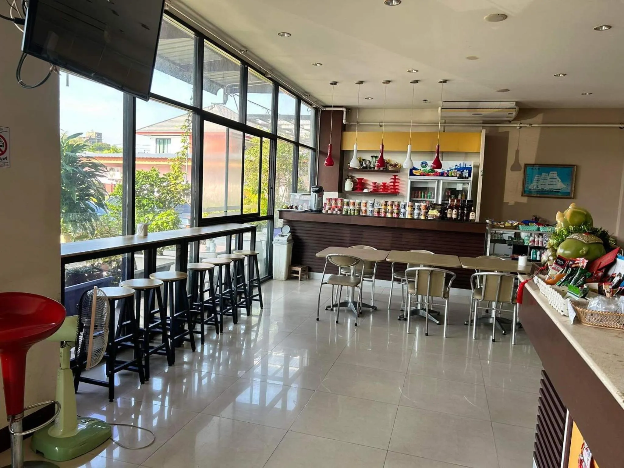 Restaurant/places to eat in Pearl Place Hotel