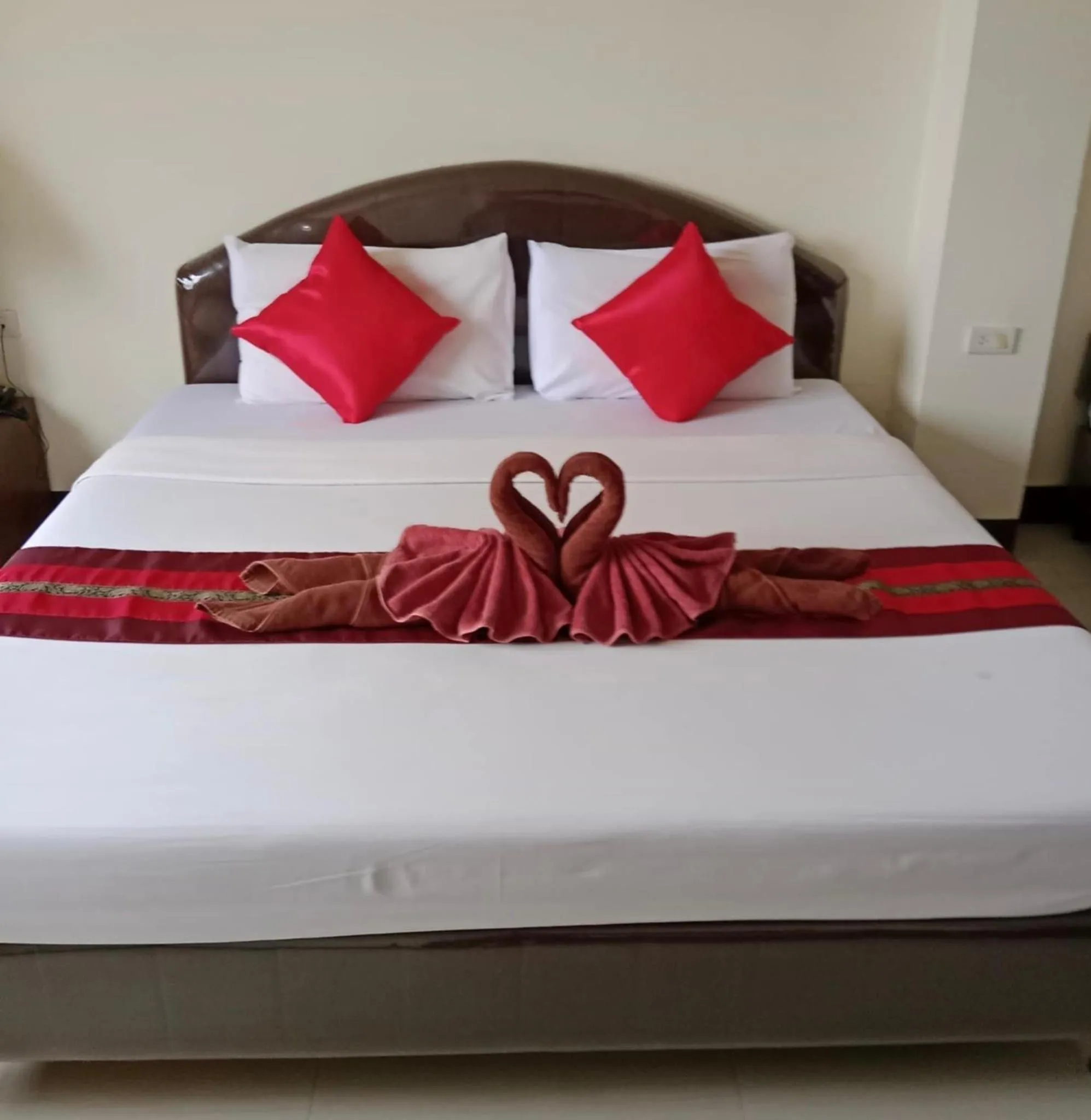 Photo of the whole room, Bed in Pearl Place Hotel