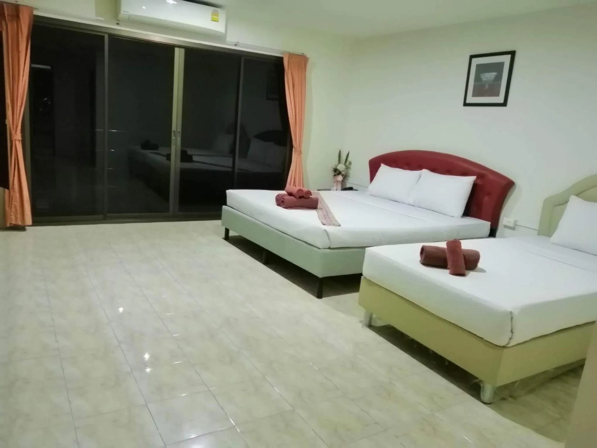 Bed in Pearl Place Hotel