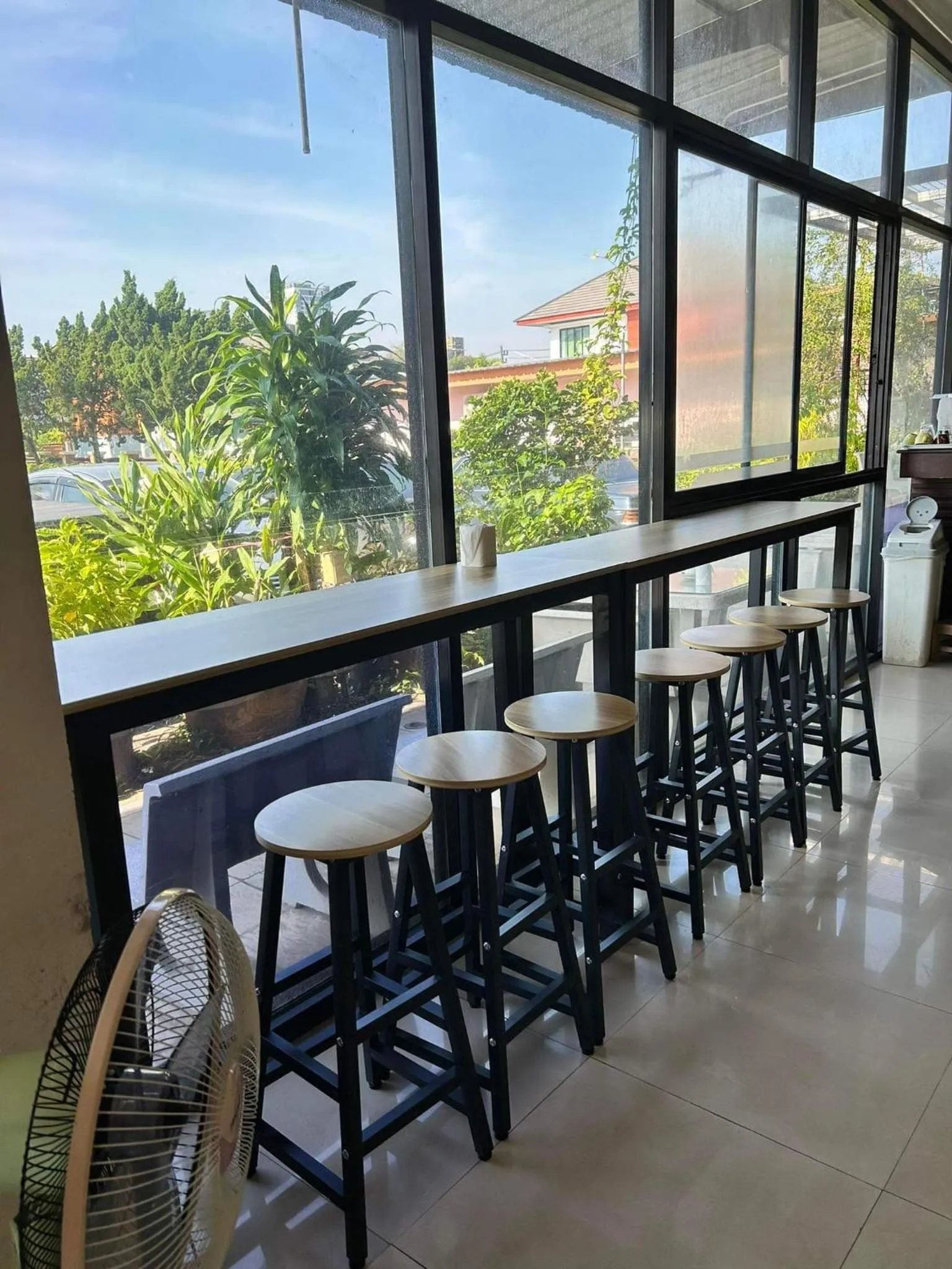 Restaurant/places to eat in Pearl Place Hotel