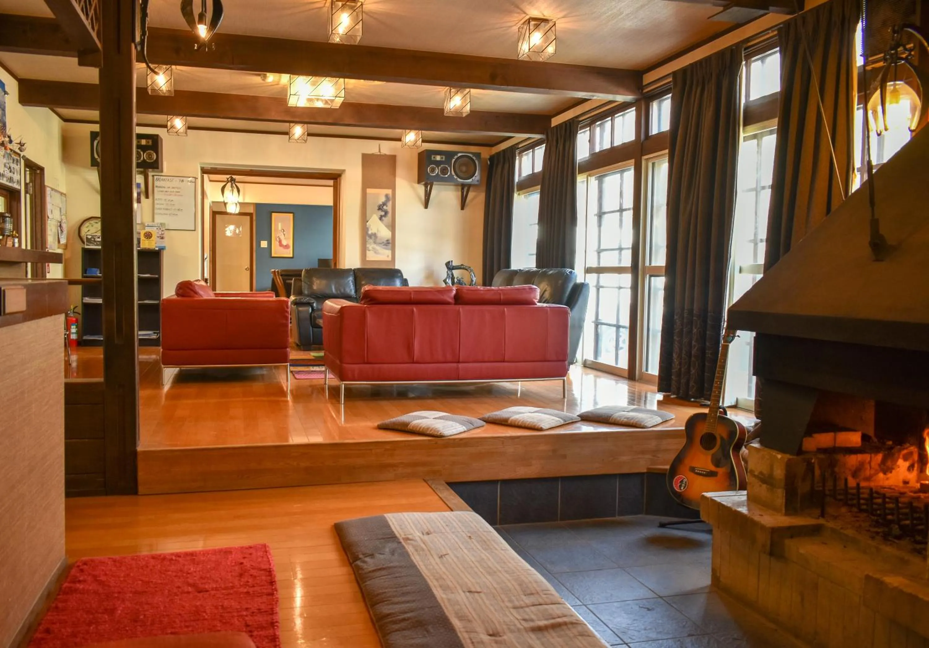 Communal lounge/ TV room in Mojo Lodge Hakuba