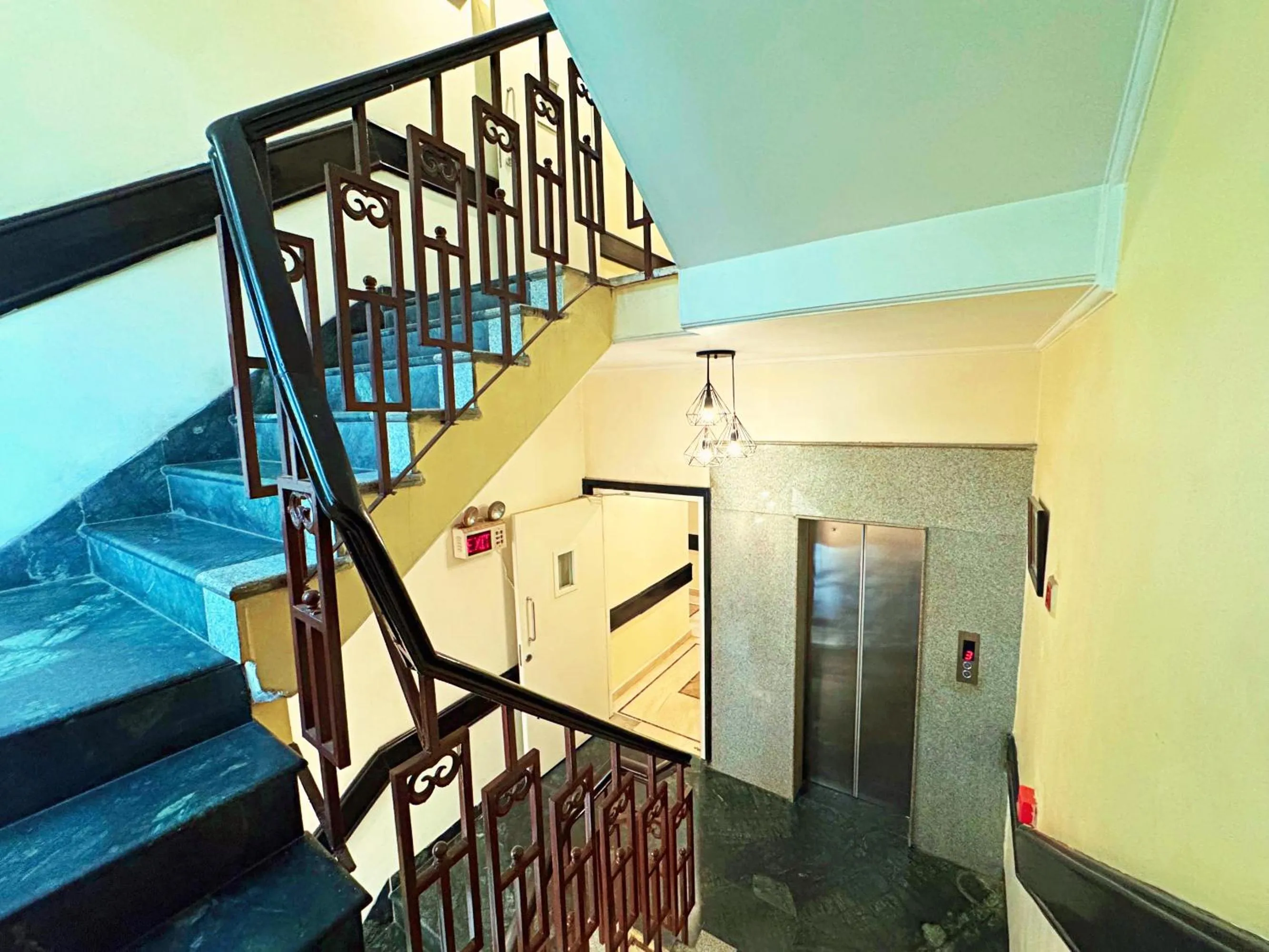 elevator in The Oakland Plaza by Orion Hotels