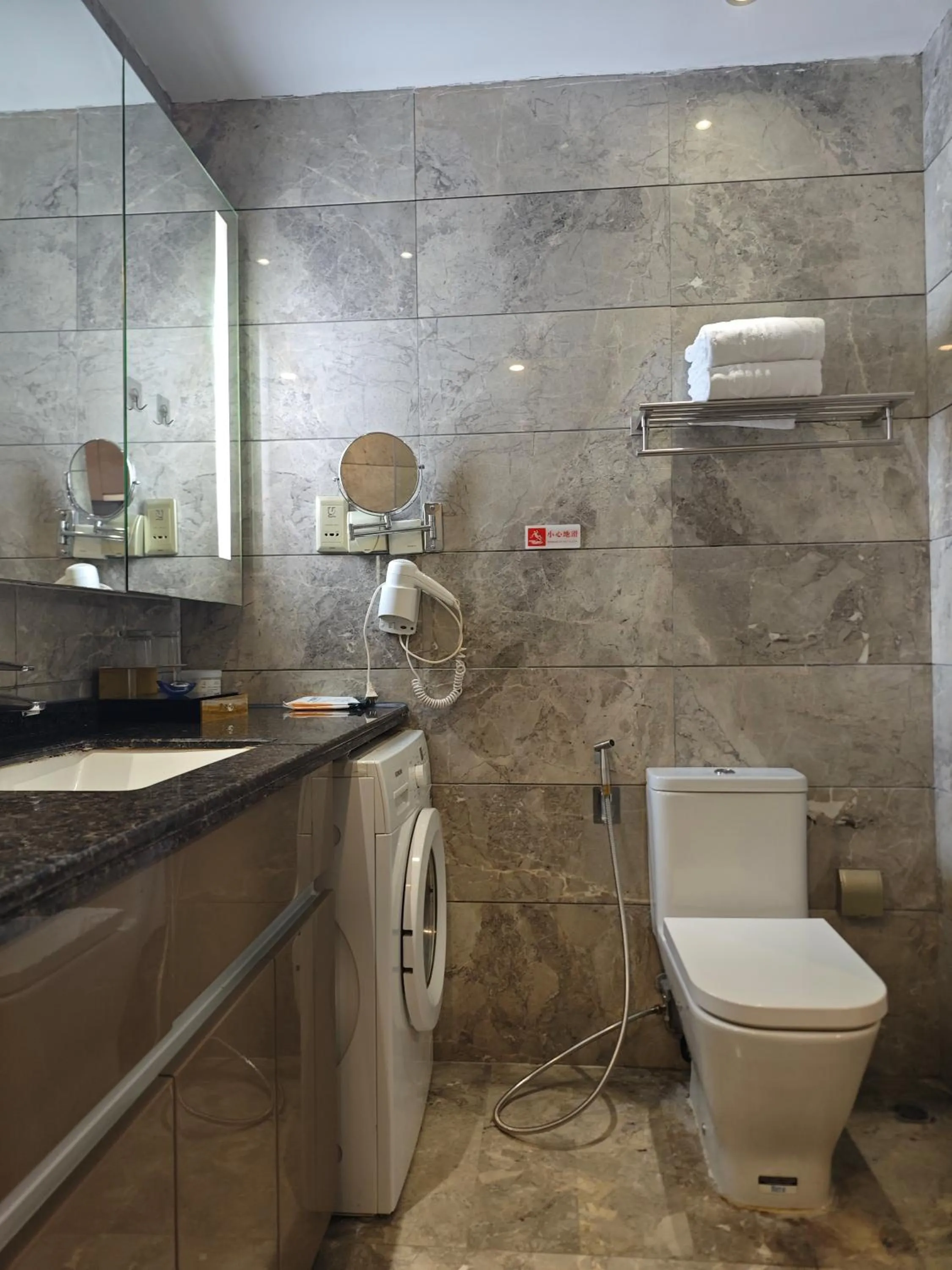 Toilet in Green Lemon Tree International Apartment - Beijing Road Jiedeng Metropolis Branch