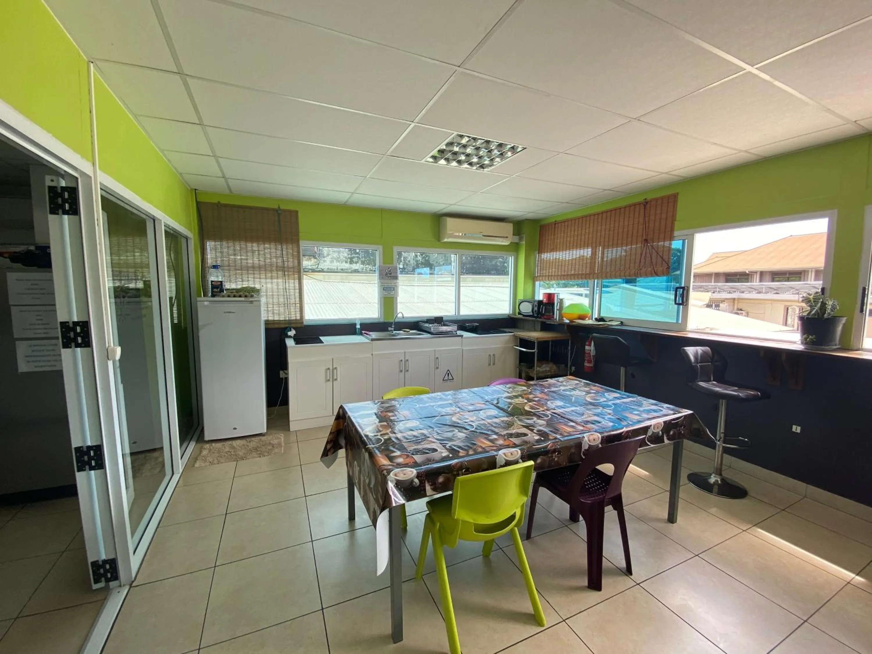 Communal kitchen in Mahana Lodge Hostel & Backpacker