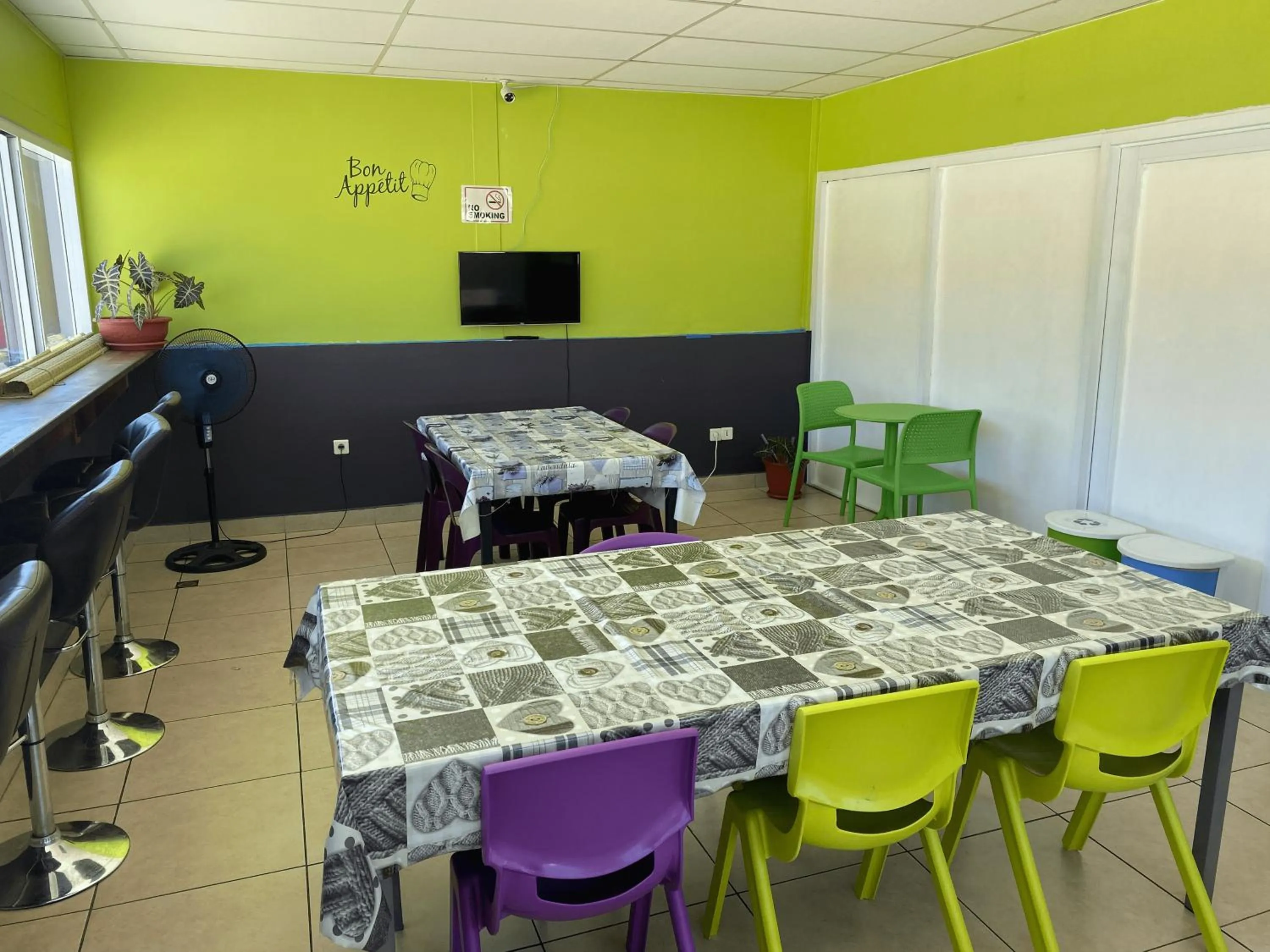 Communal kitchen in Mahana Lodge Hostel & Backpacker