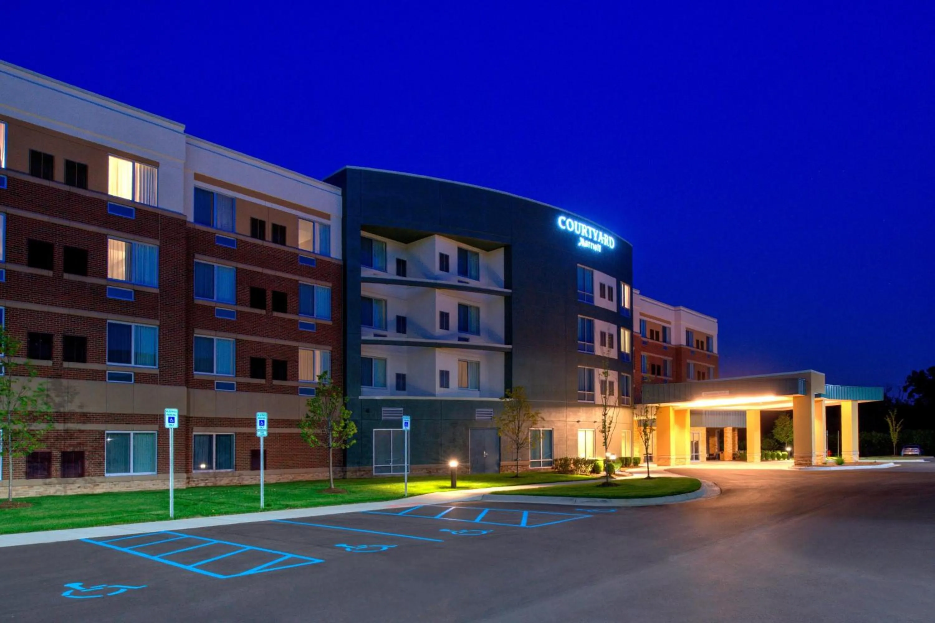 Property building in Courtyard by Marriott Detroit Farmington