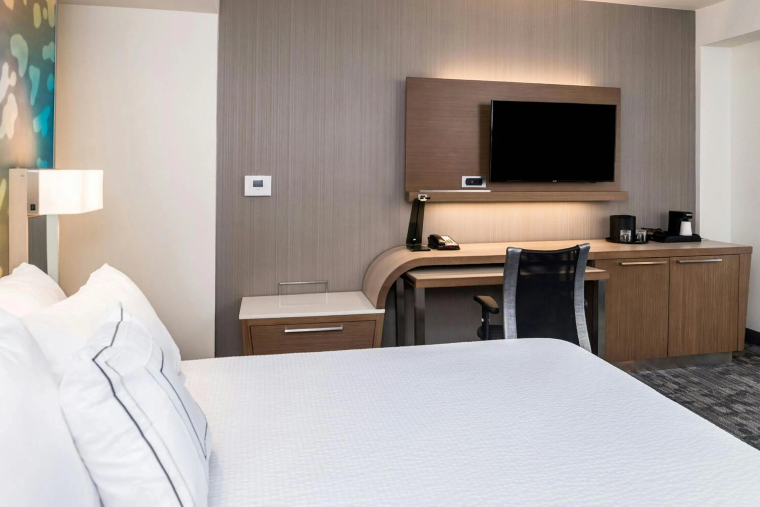 Photo of the whole room, Bed in Courtyard by Marriott Detroit Farmington