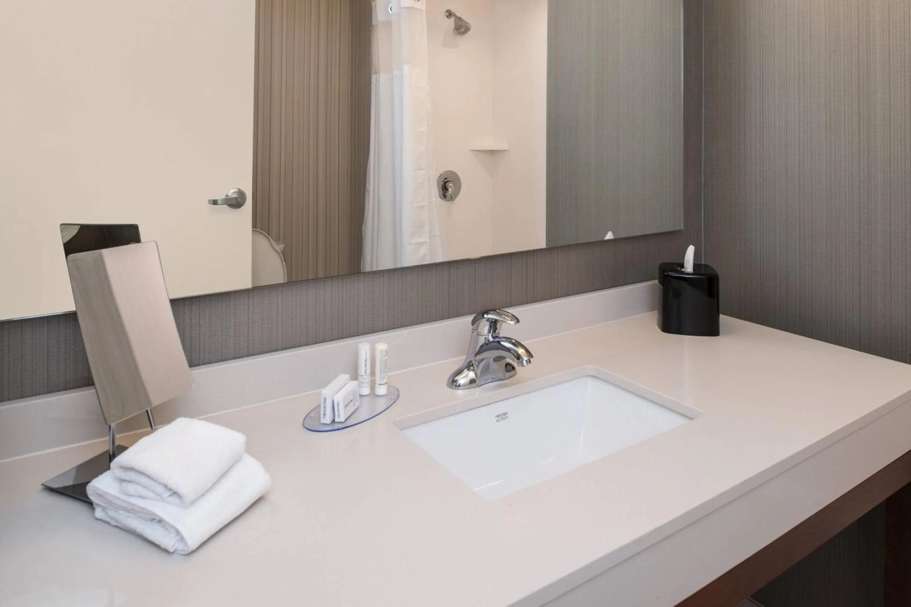 Bathroom in Courtyard by Marriott Detroit Farmington