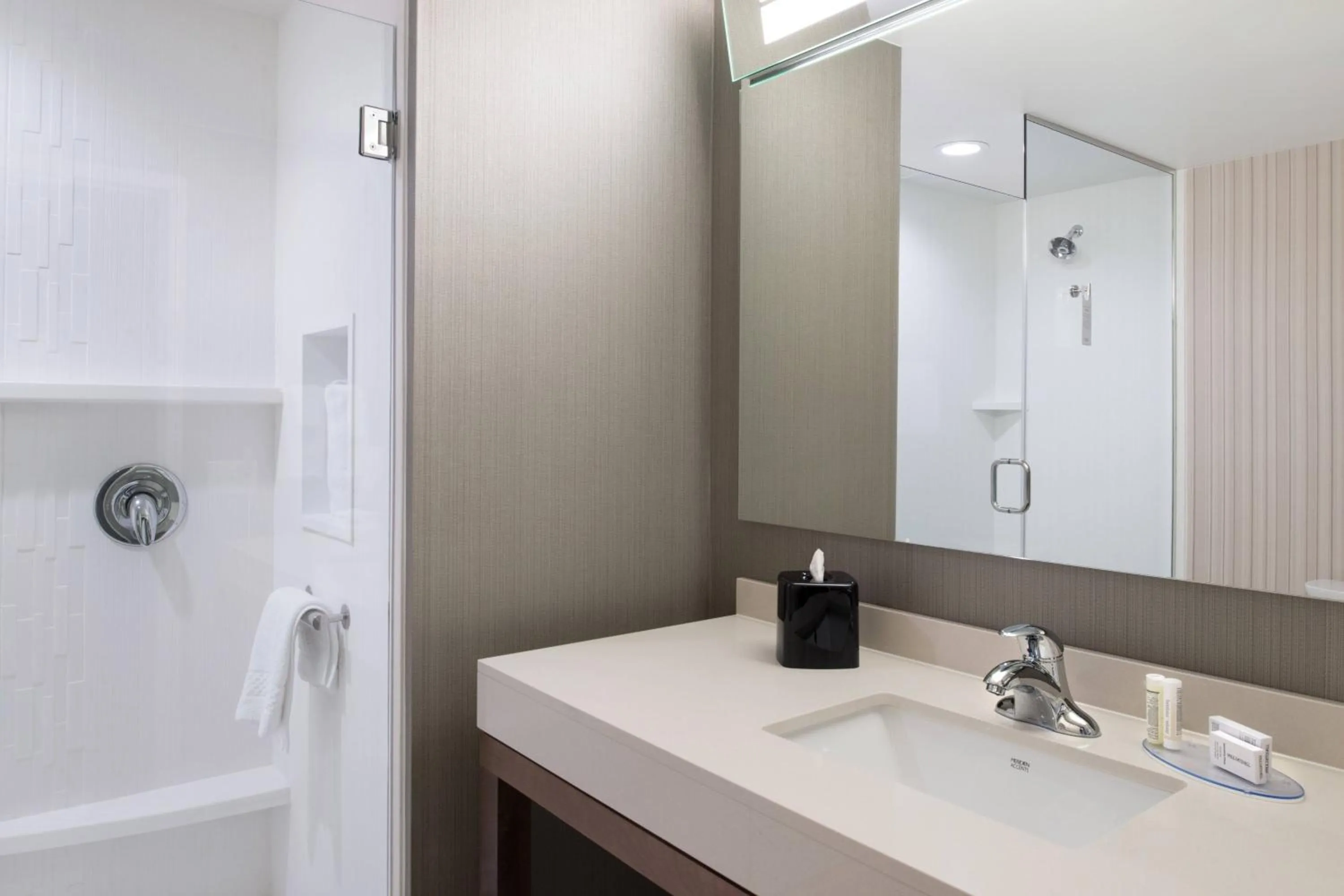 Bathroom in Courtyard by Marriott Detroit Farmington