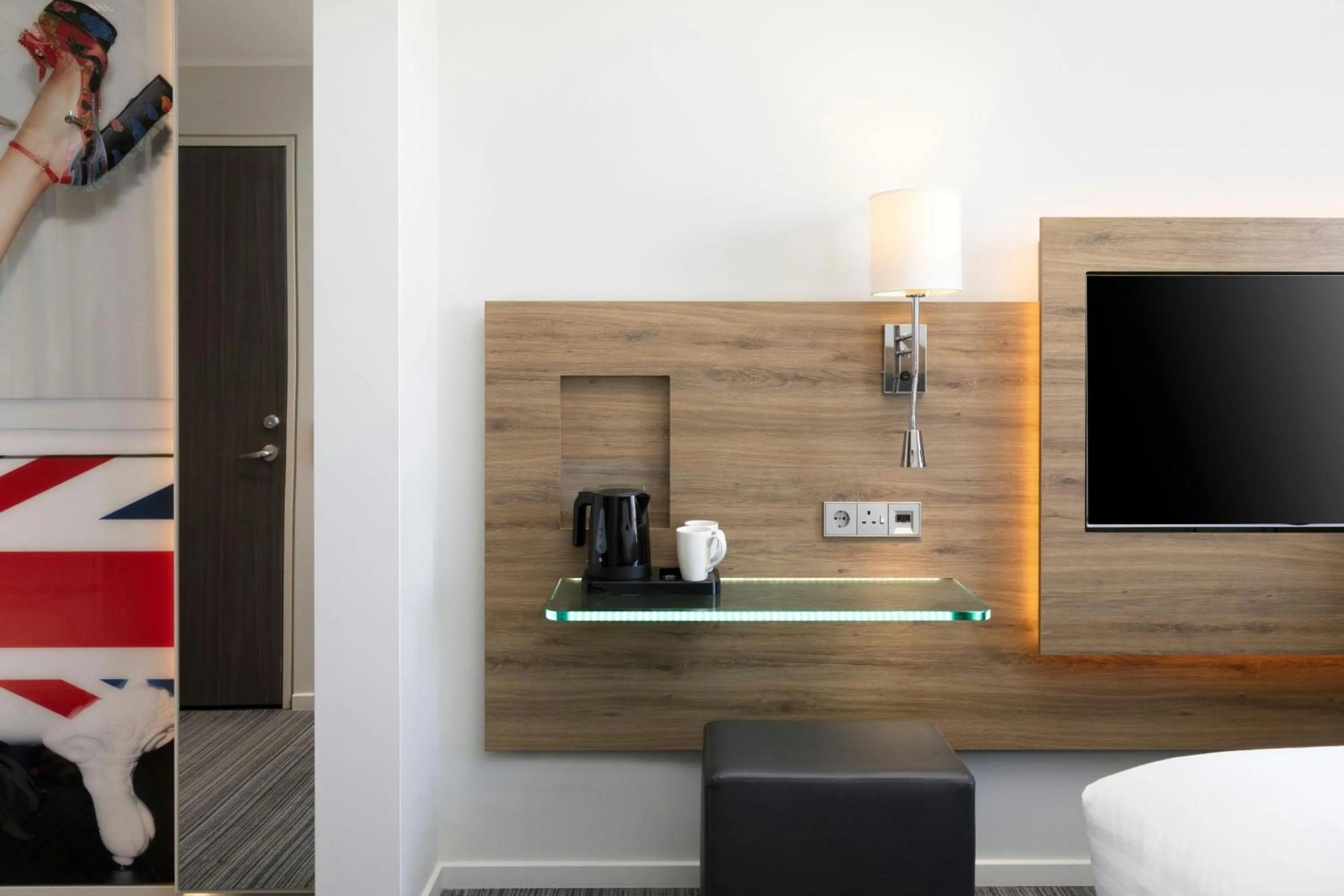 Photo of the whole room in Moxy London Excel