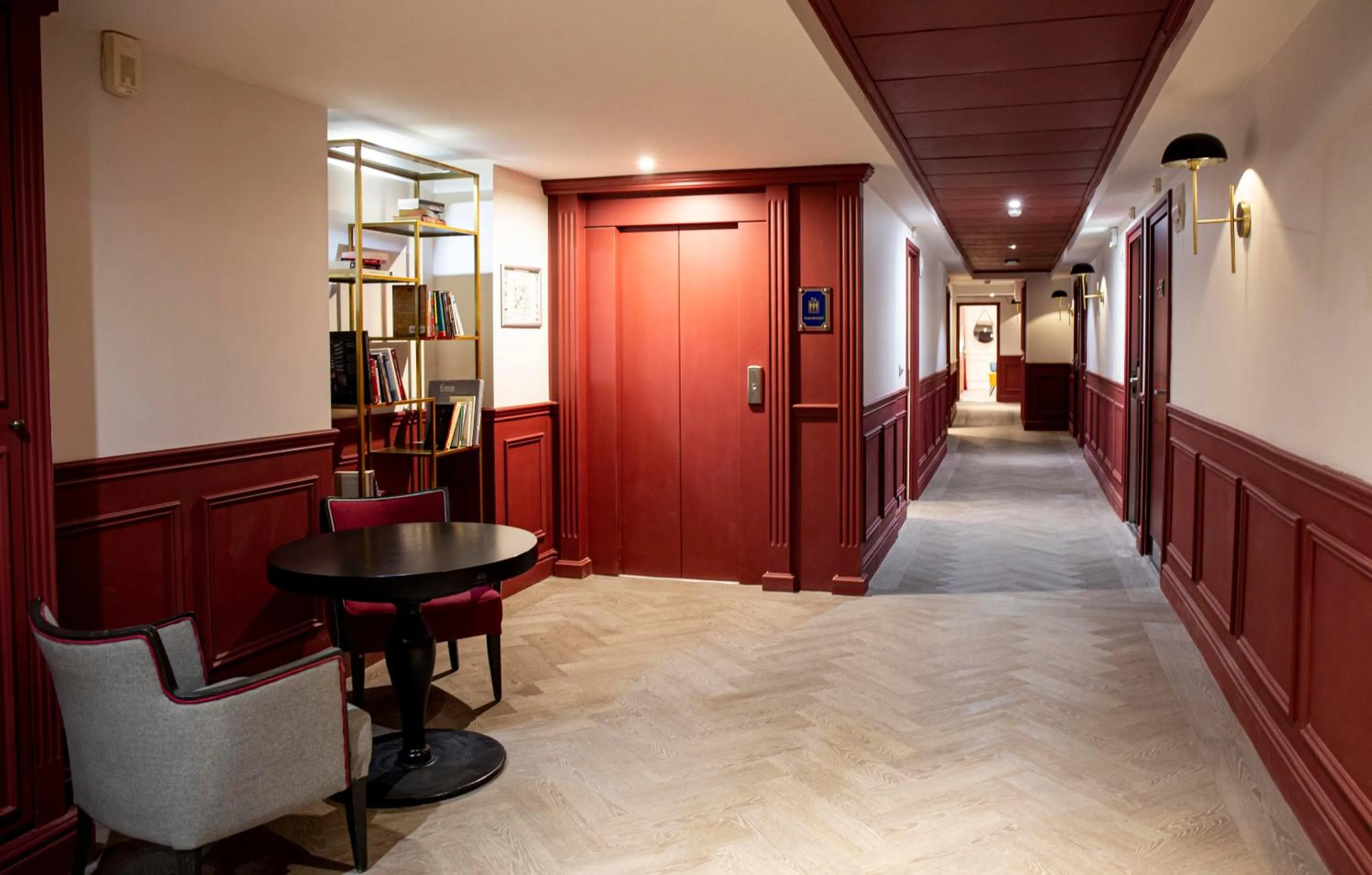 elevator in Hôtel Royal