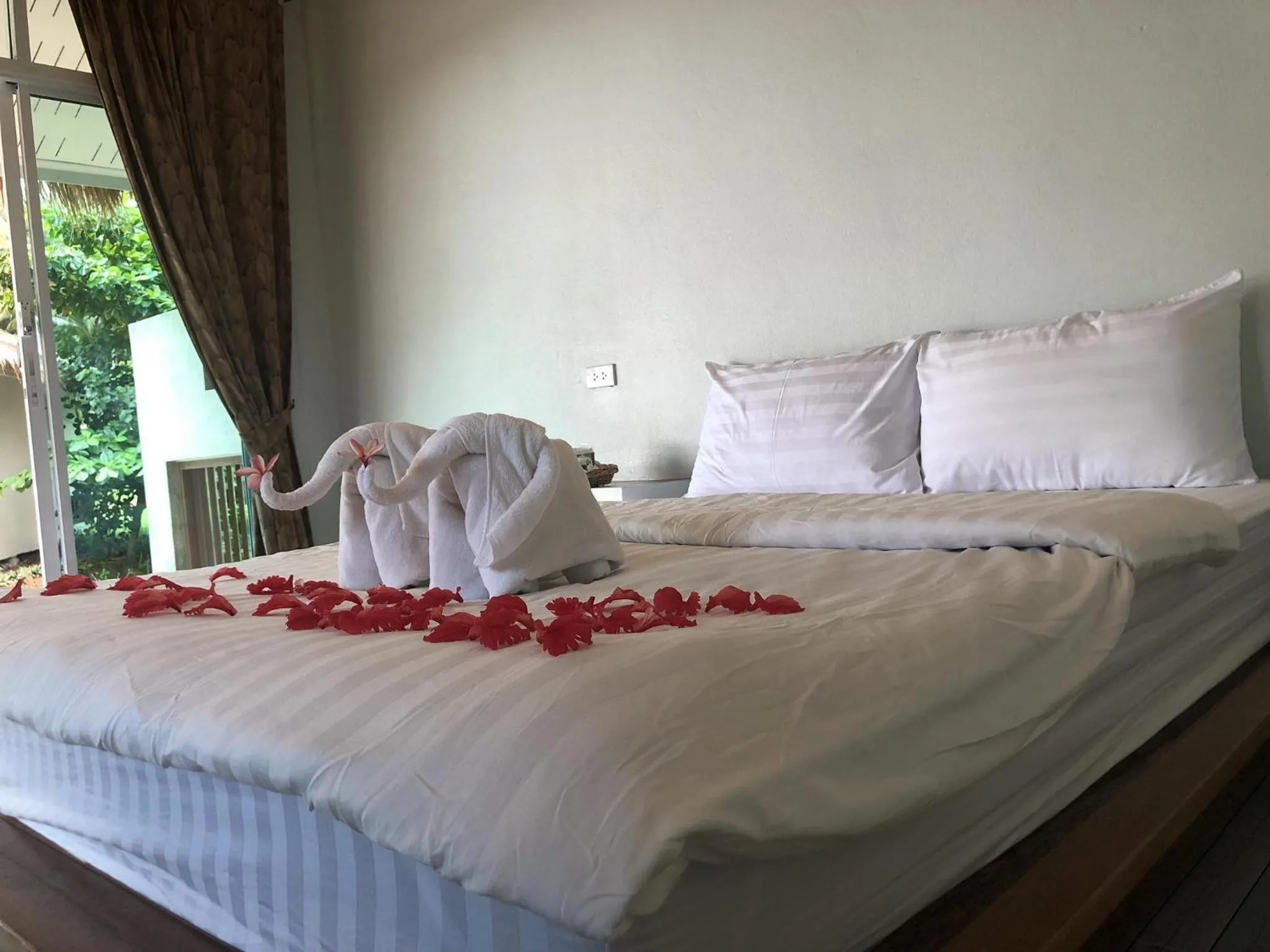 Bed in Prompakdee Kohmak Resort