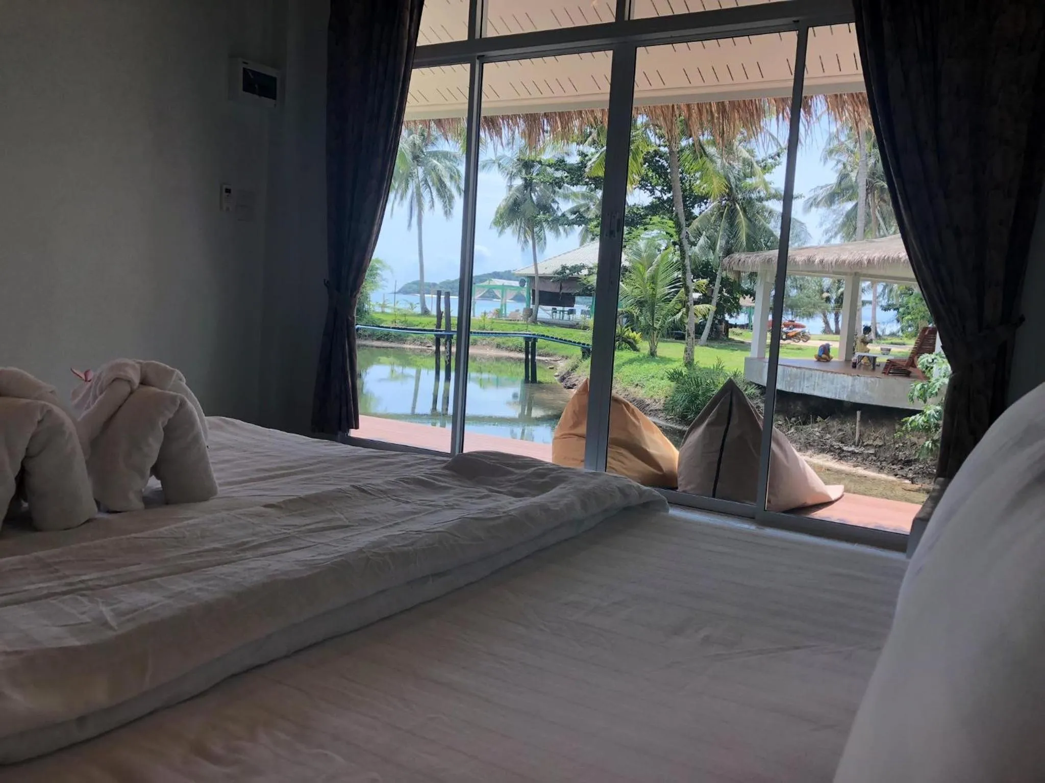 Bed in Prompakdee Kohmak Resort