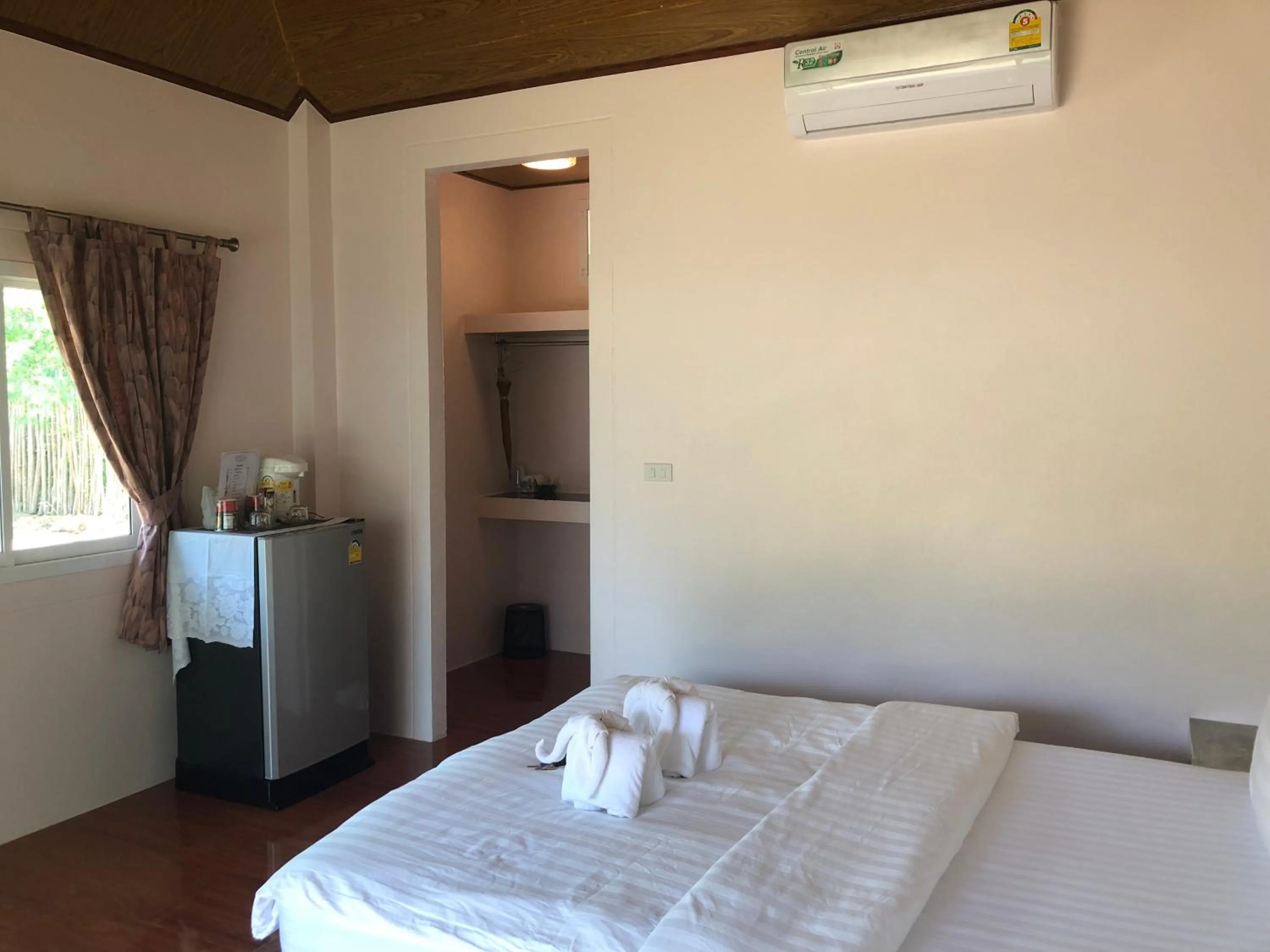 Bed in Prompakdee Kohmak Resort
