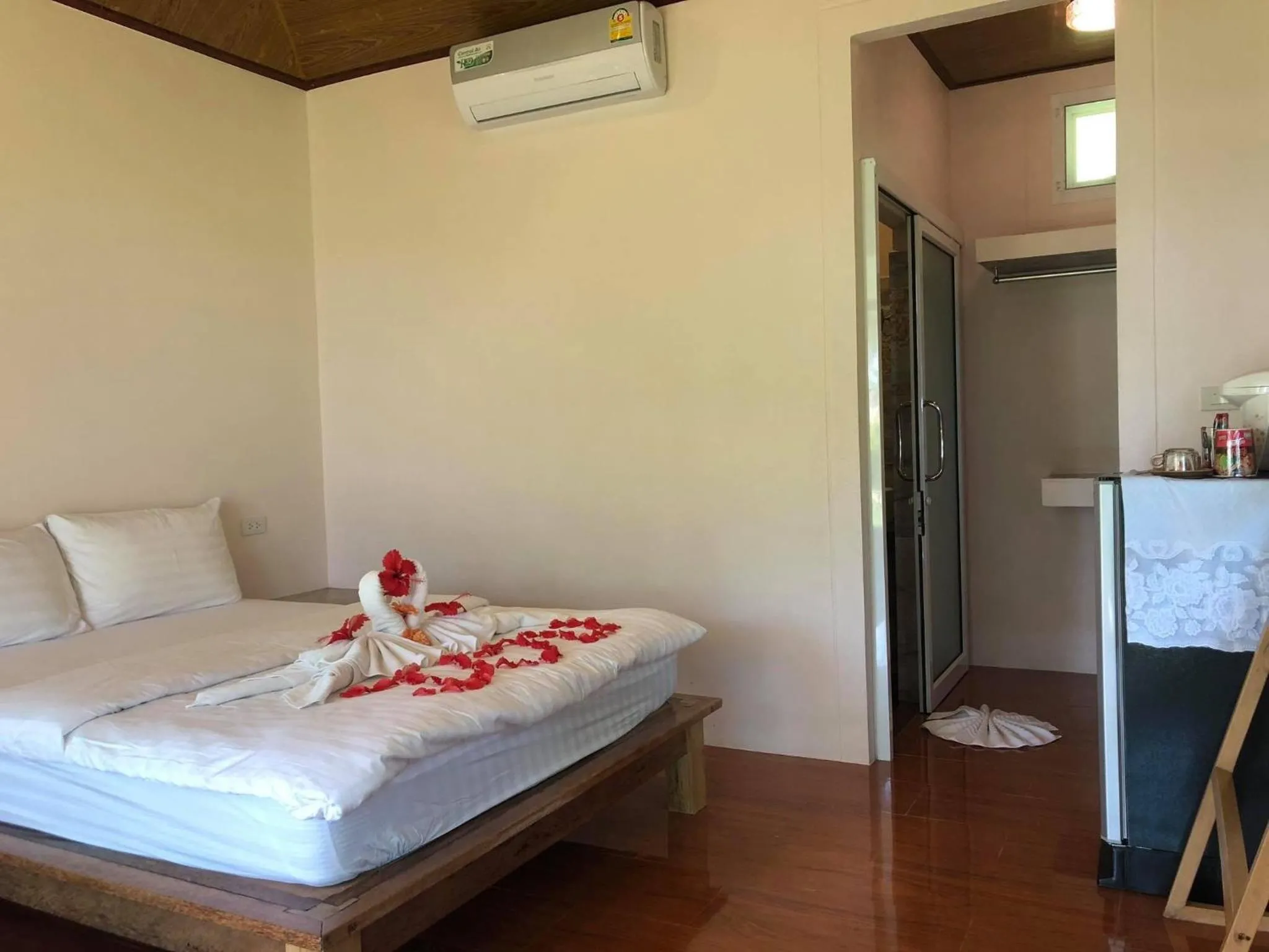 Bed in Prompakdee Kohmak Resort