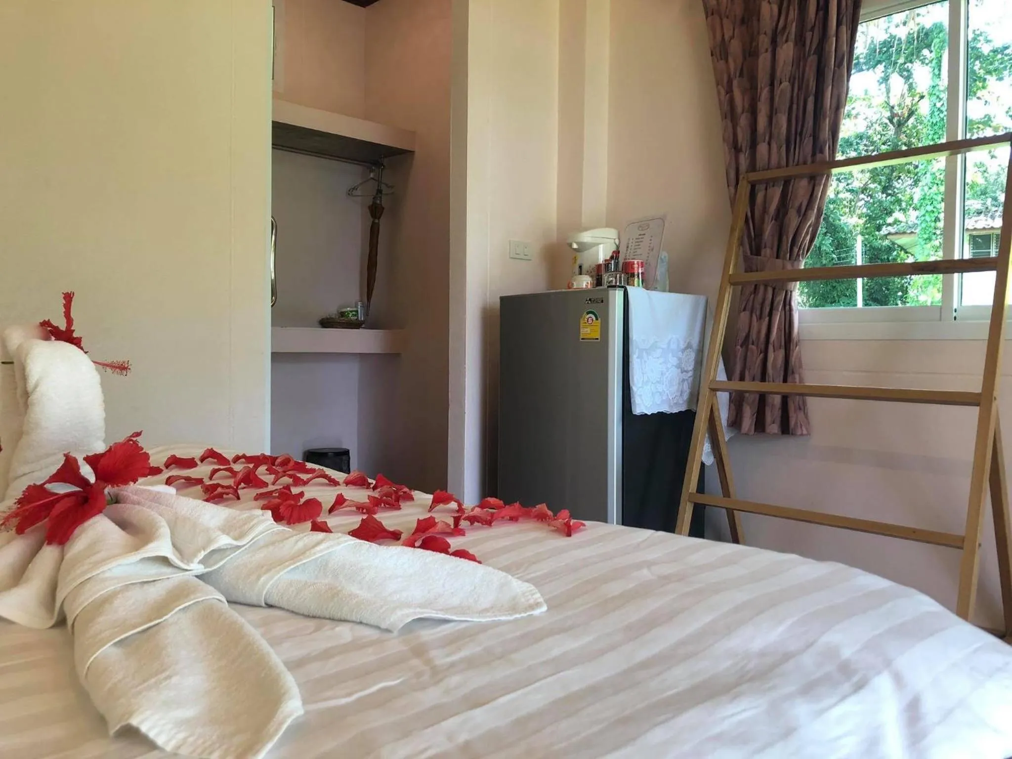Bed in Prompakdee Kohmak Resort