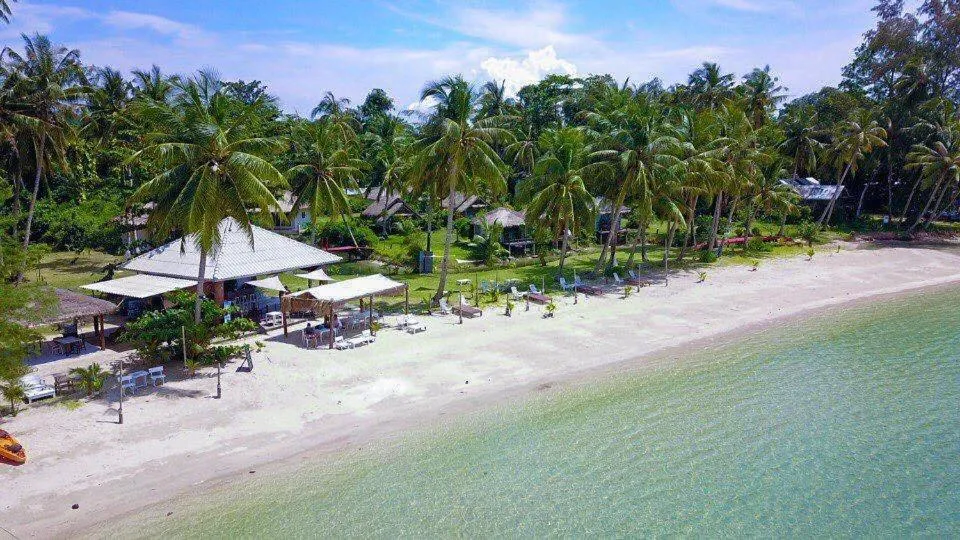 Beach in Prompakdee Kohmak Resort