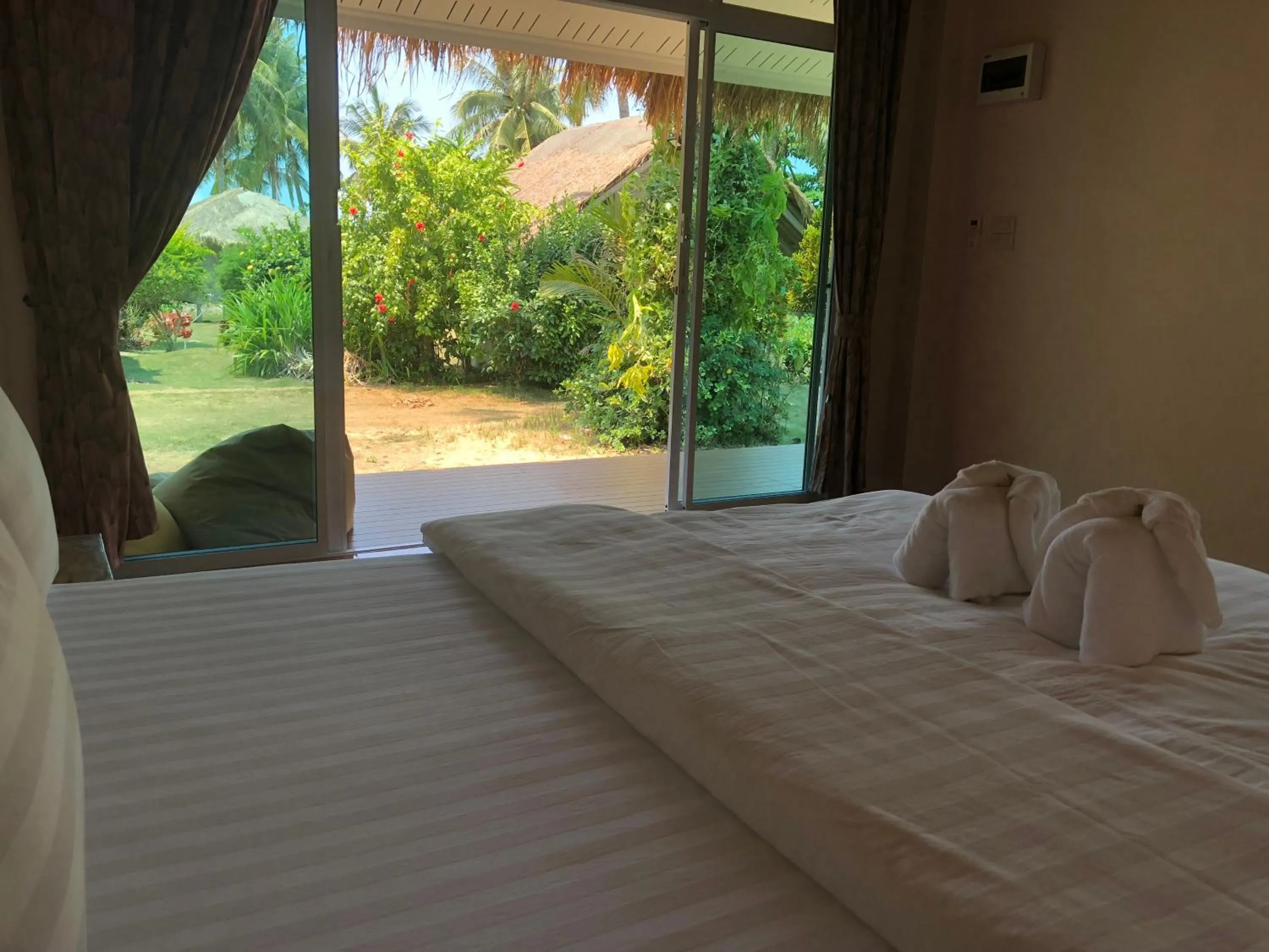 Bed in Prompakdee Kohmak Resort