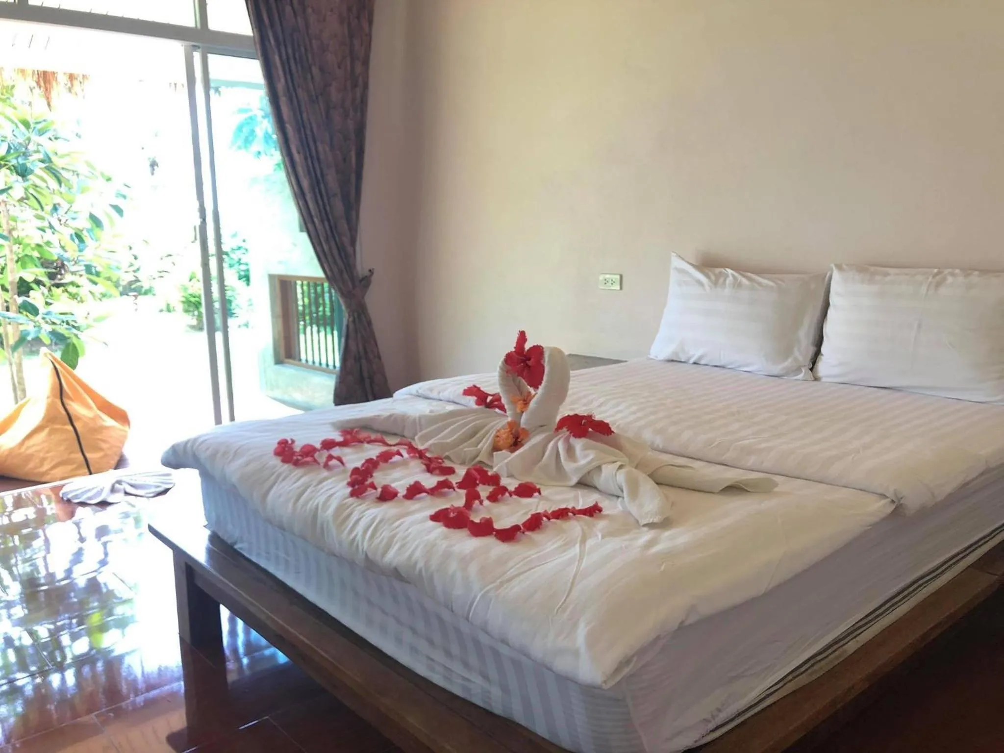 Bed in Prompakdee Kohmak Resort