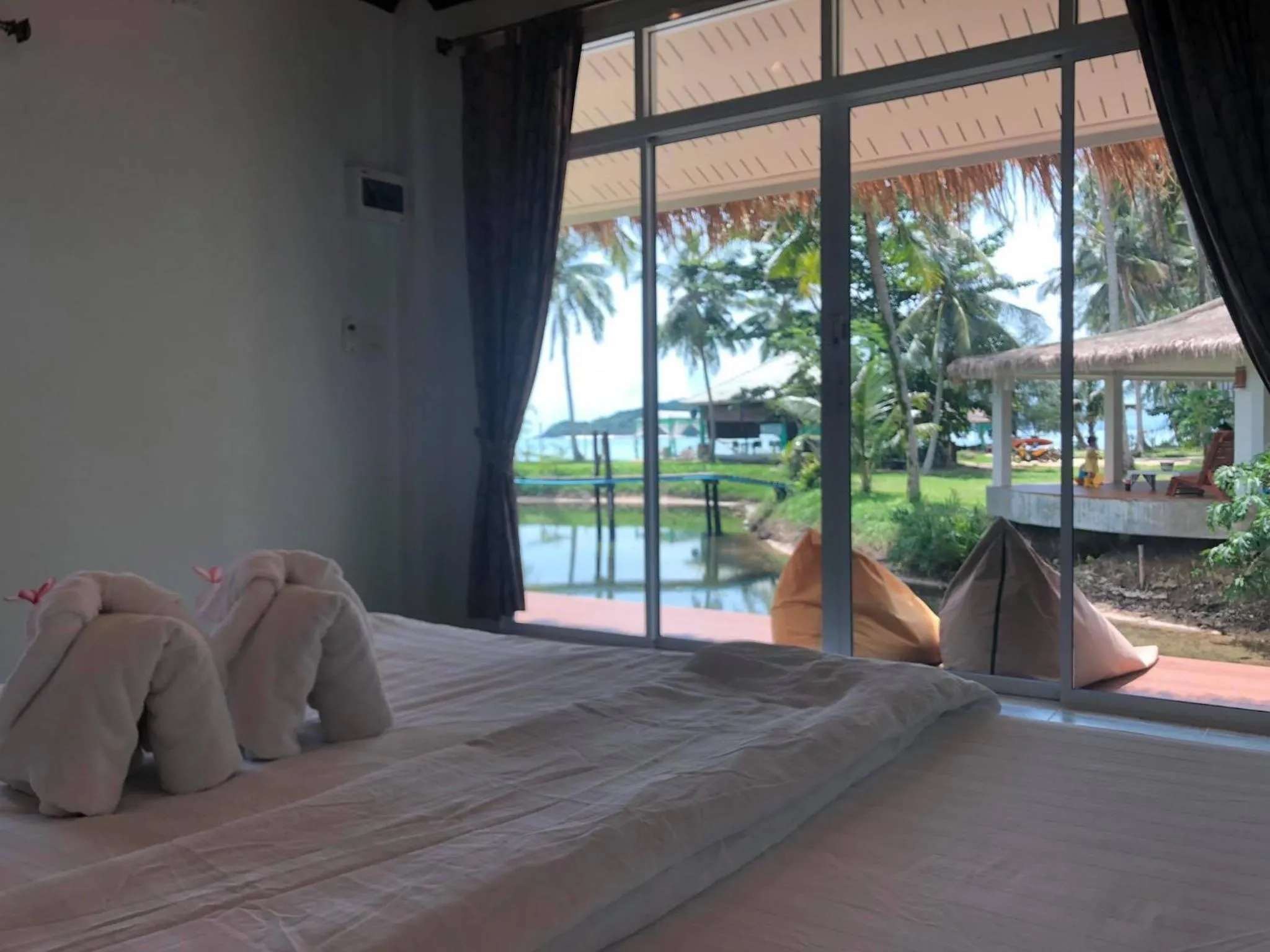 Bed in Prompakdee Kohmak Resort