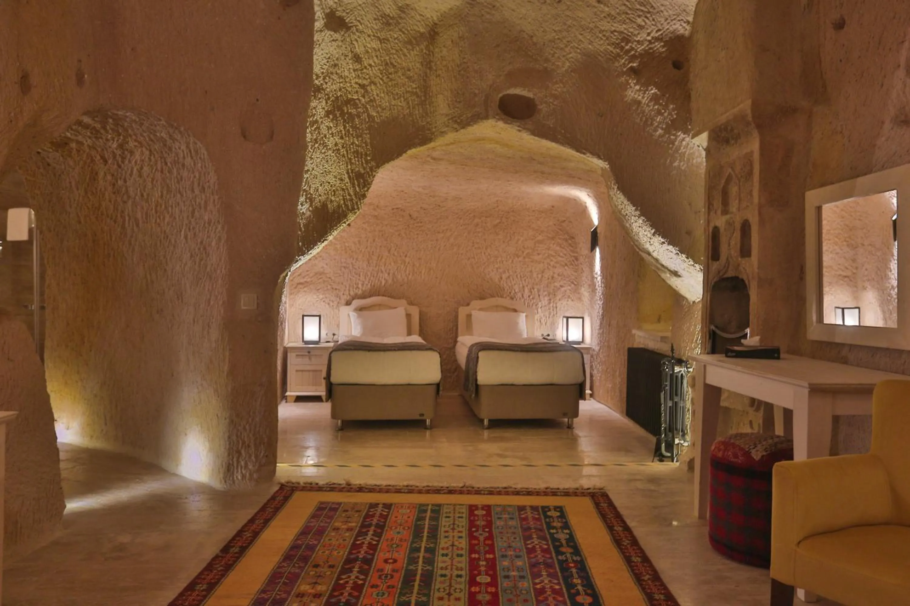 Shower, Bed in Acropolis Cave Suite