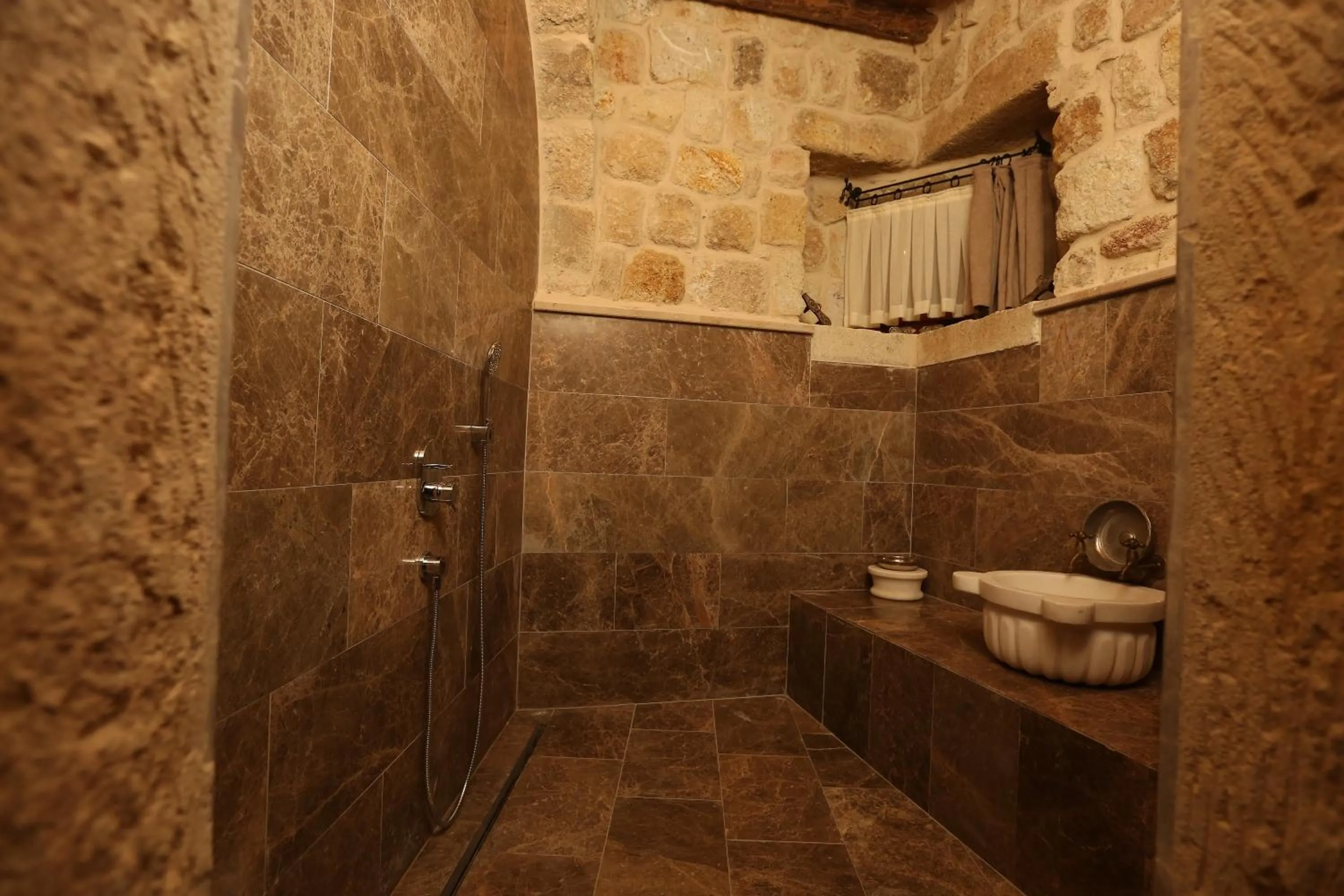 Public Bath in Acropolis Cave Suite