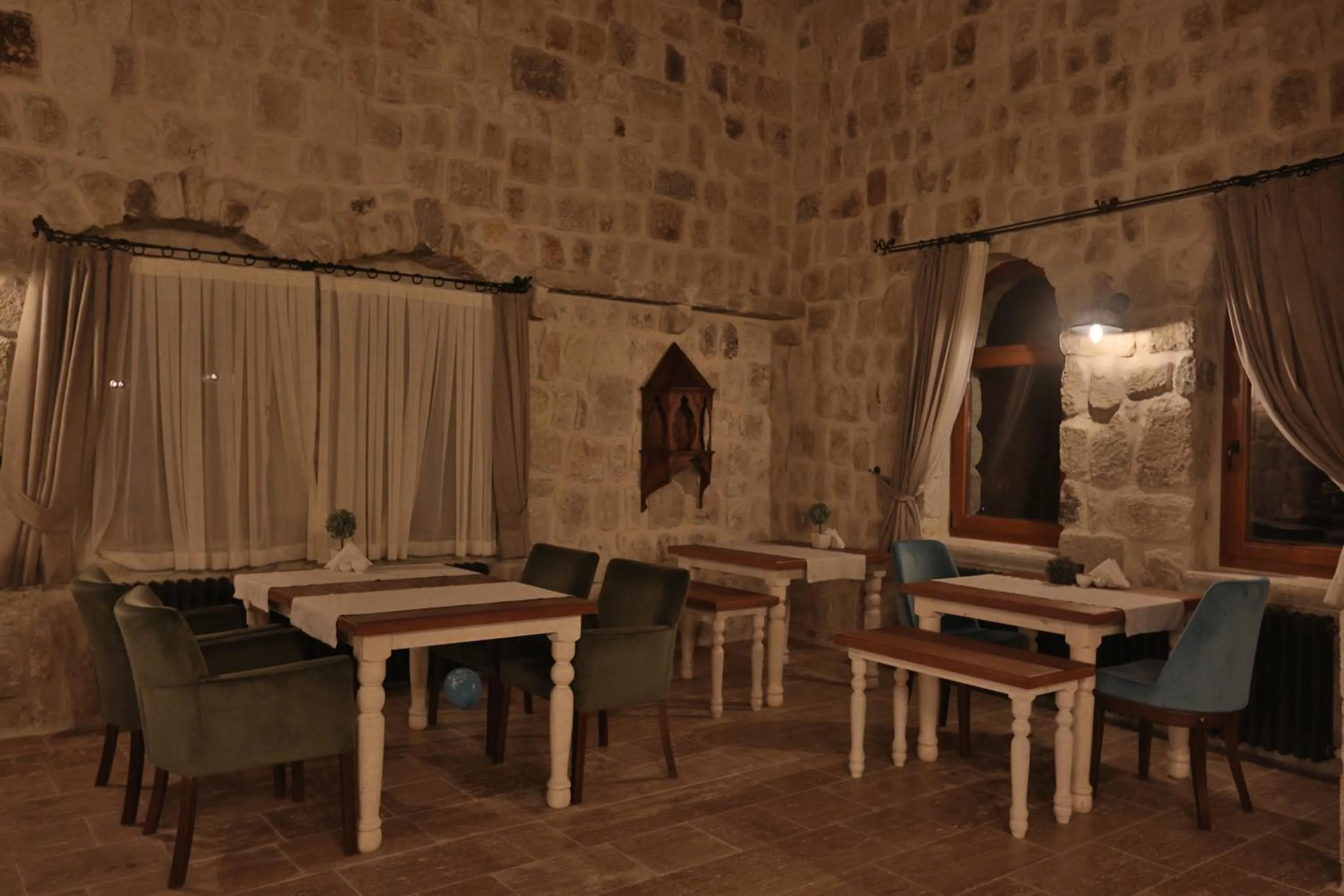 Restaurant/places to eat in Acropolis Cave Suite