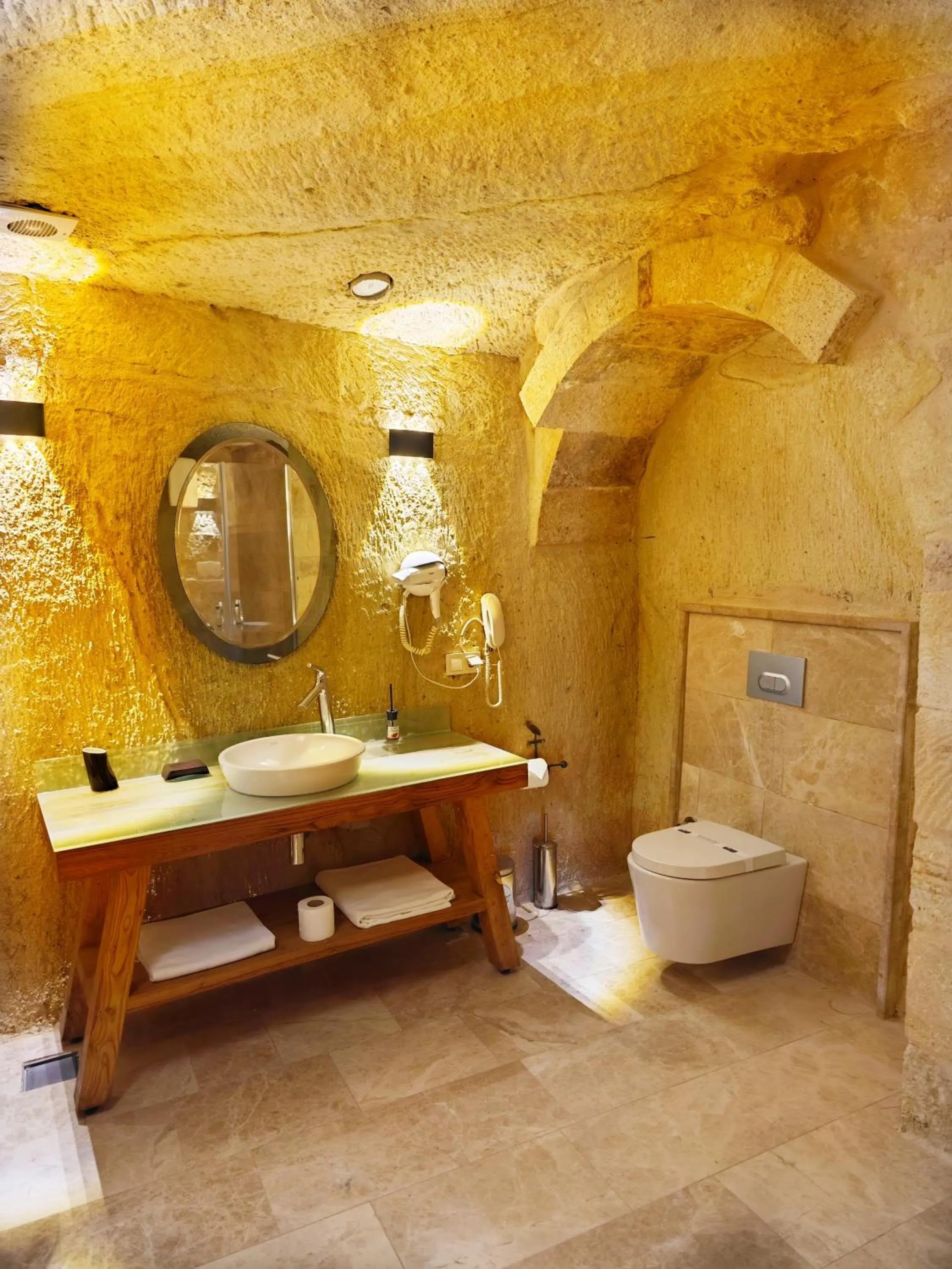 Toilet in Acropolis Cave Suite