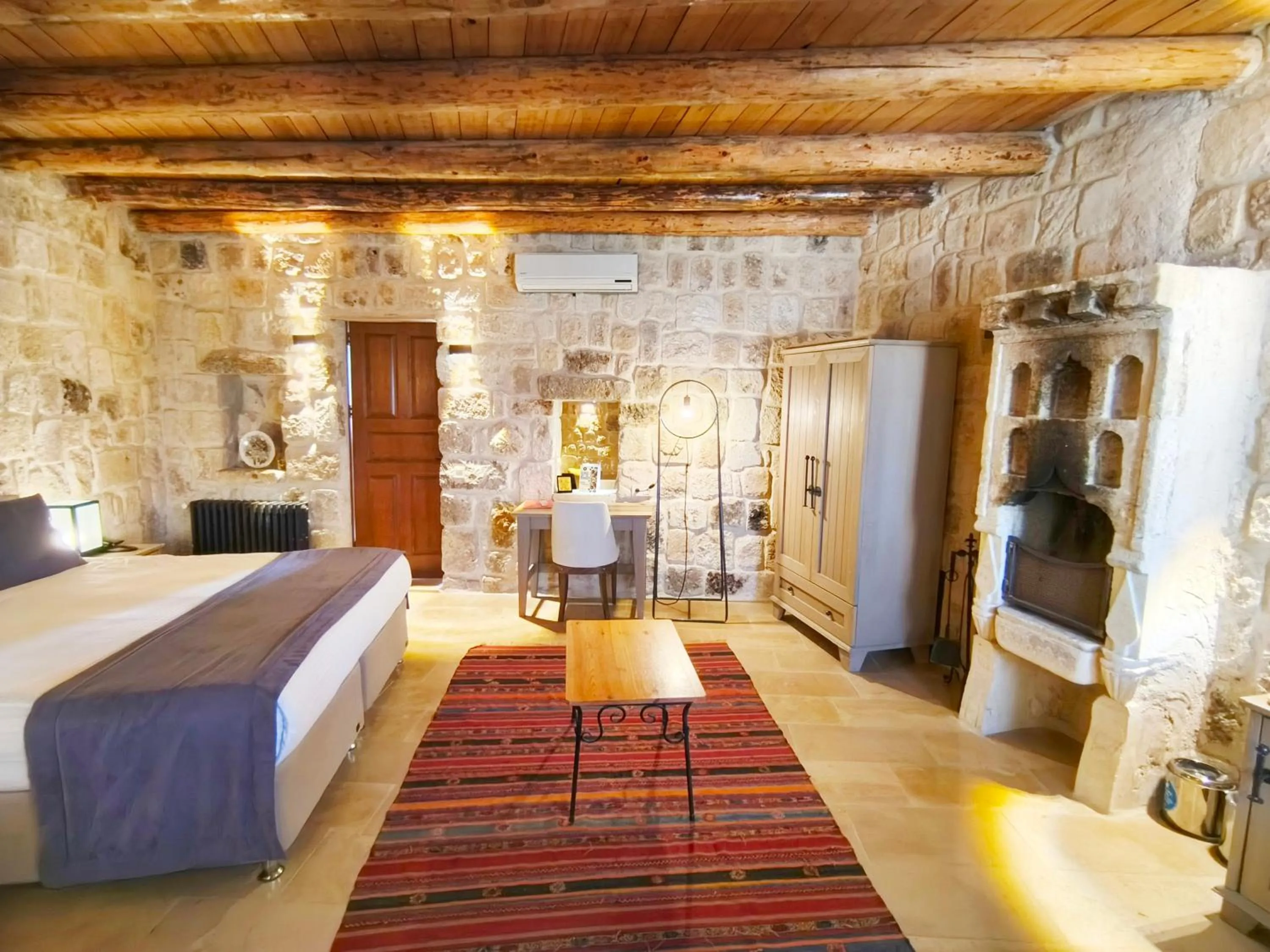 Bedroom, Bed in Acropolis Cave Suite