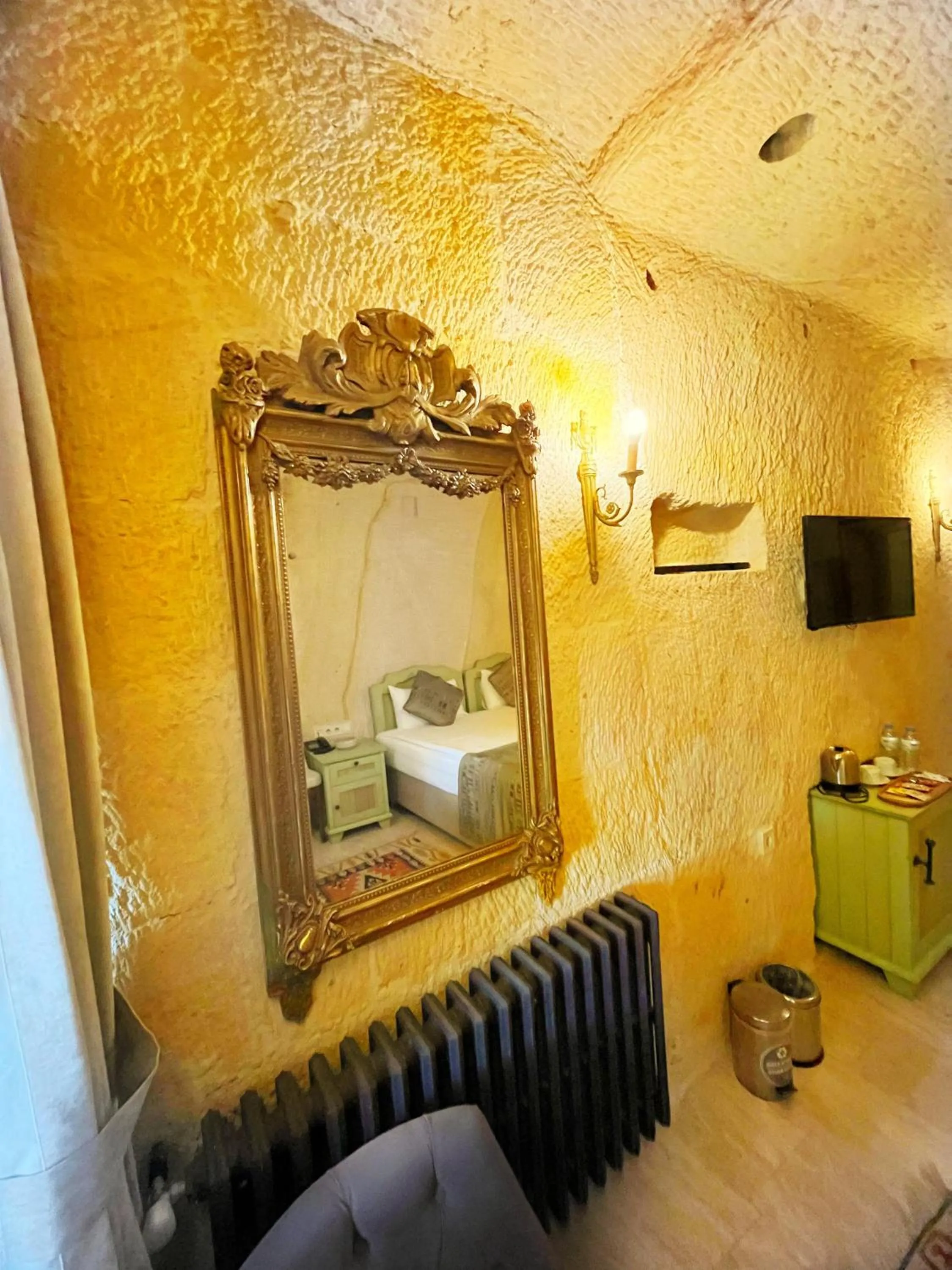 Photo of the whole room in Acropolis Cave Suite