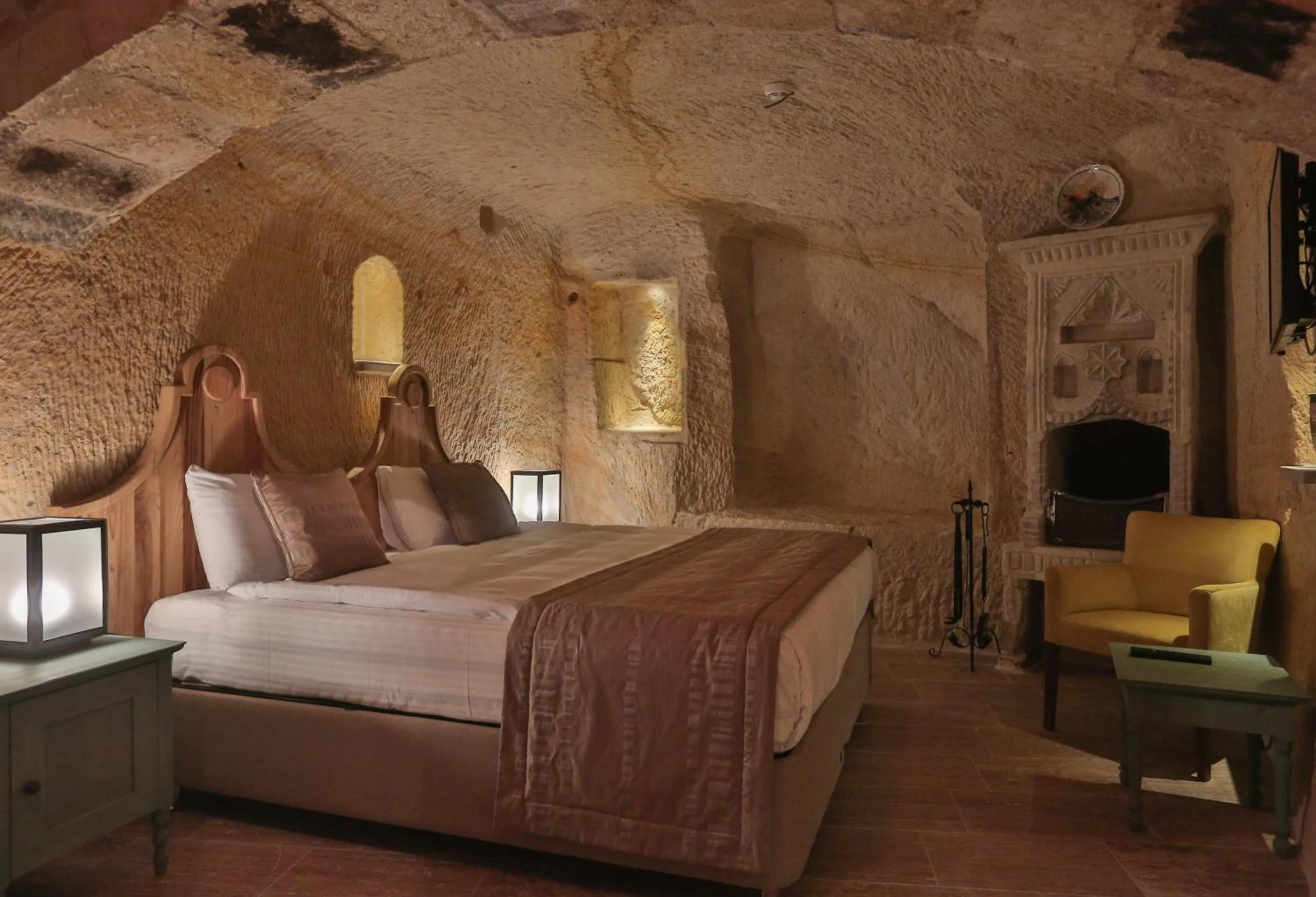 Bedroom, Bed in Acropolis Cave Suite