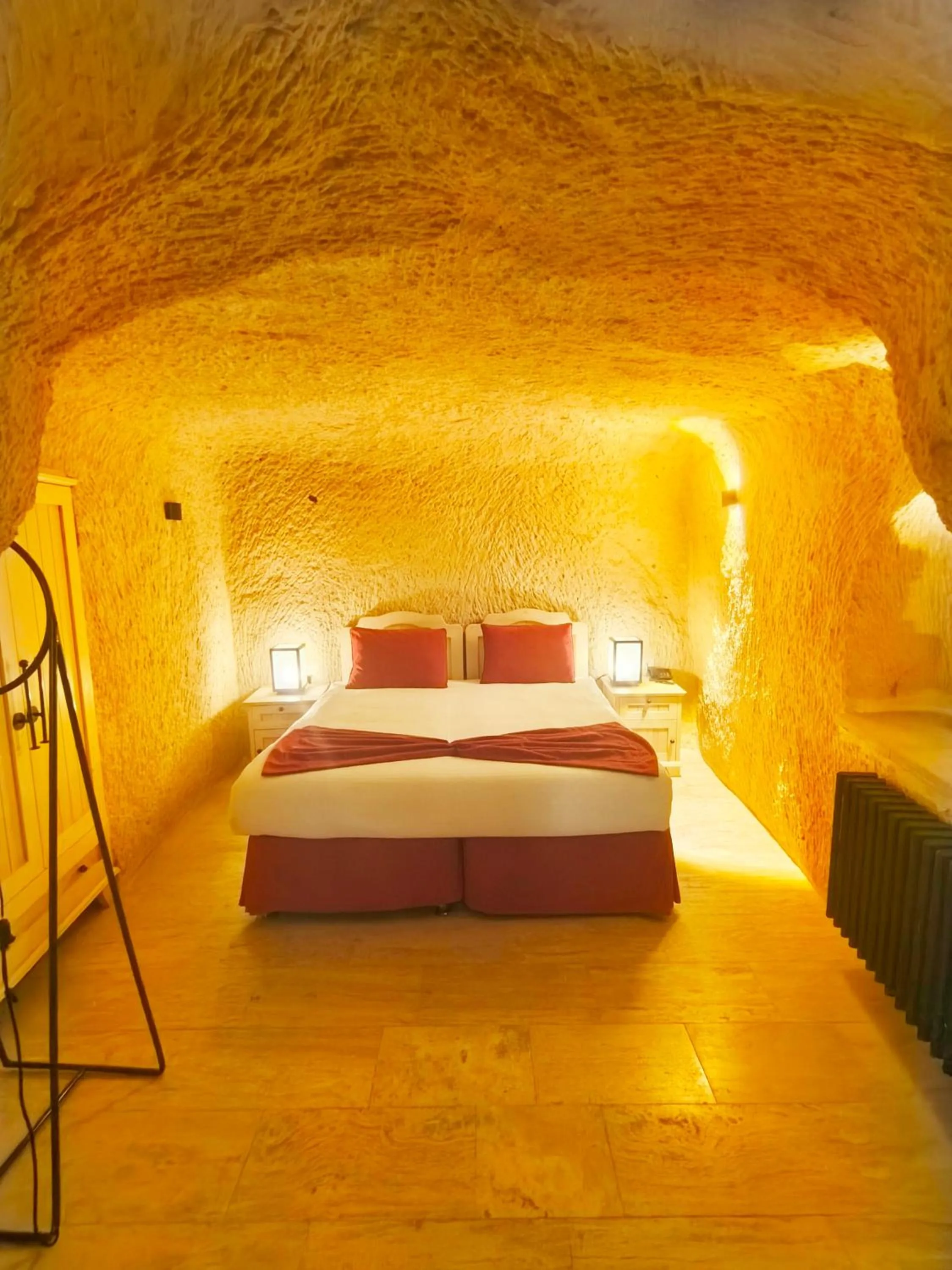 Bedroom, Bed in Acropolis Cave Suite