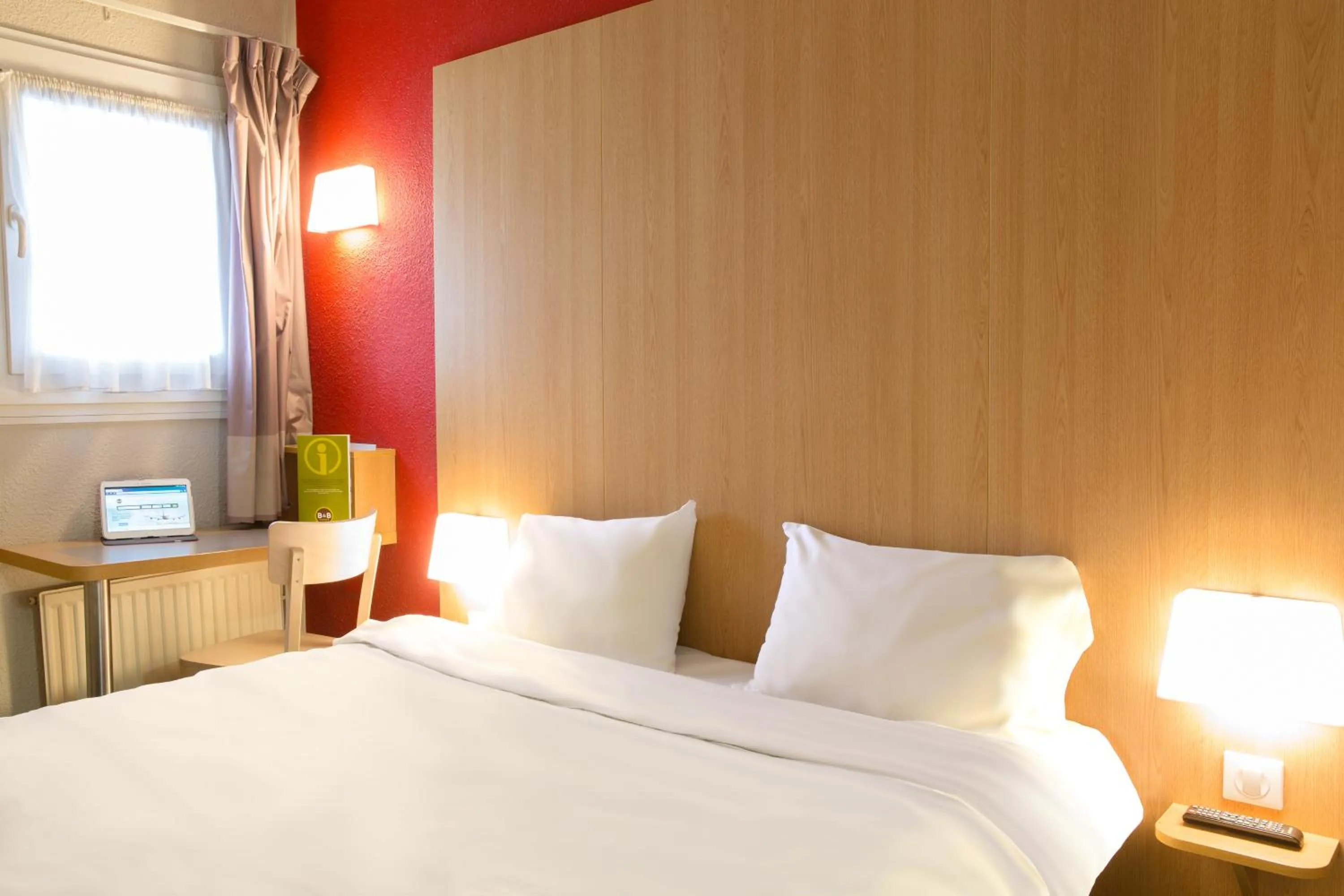 Bedroom, Bed in B&B HOTEL Toulon Ollioules