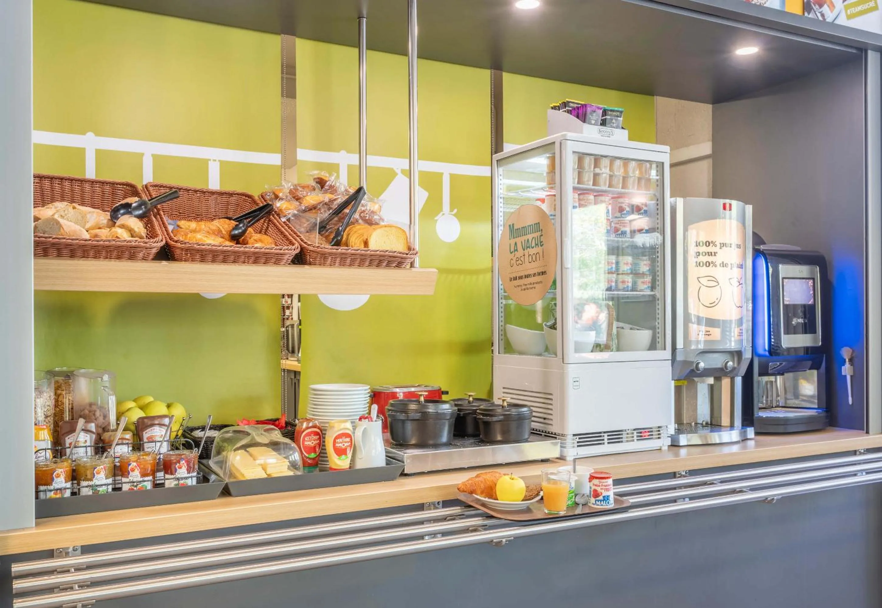 Buffet breakfast in B&B HOTEL Toulon Ollioules